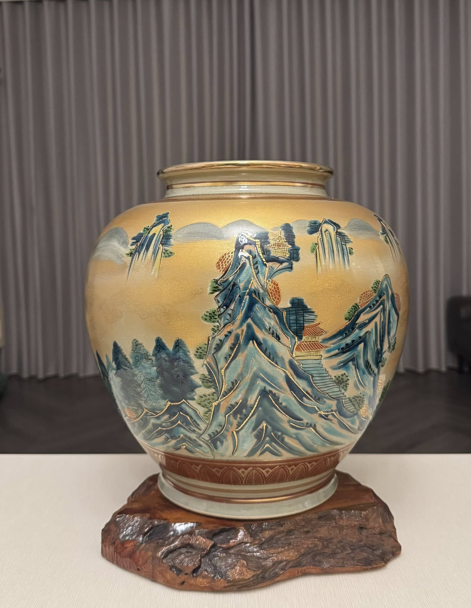 Japanese Pottery Kutani Vase Set – Handcrafted Decorative Art from Japan