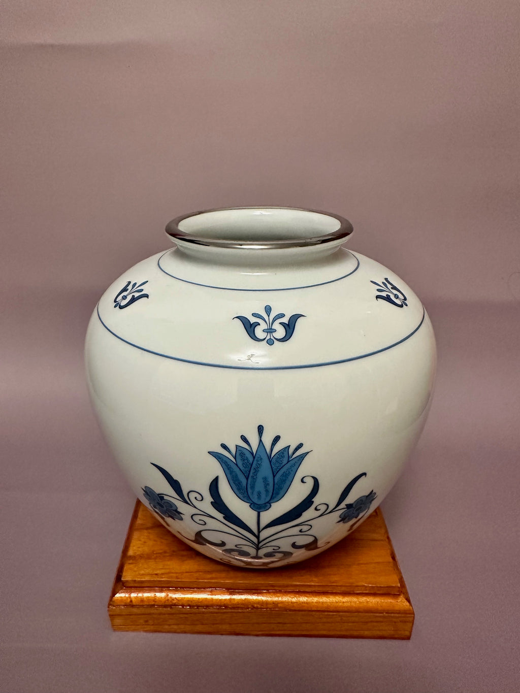 Noritake Blue & White Porcelain Vase – Vintage Japanese Ceramic Art