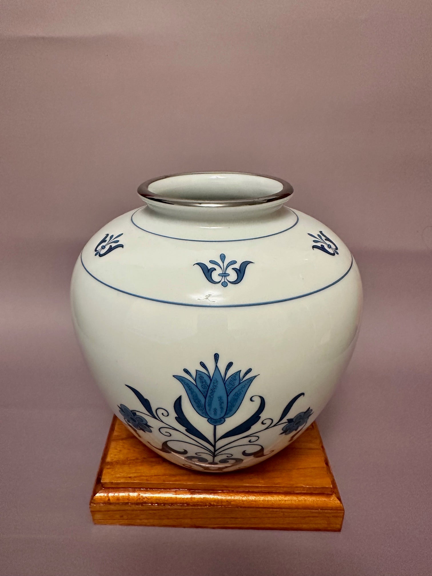 Noritake Blue & White Porcelain Vase – Vintage Japanese Ceramic Art