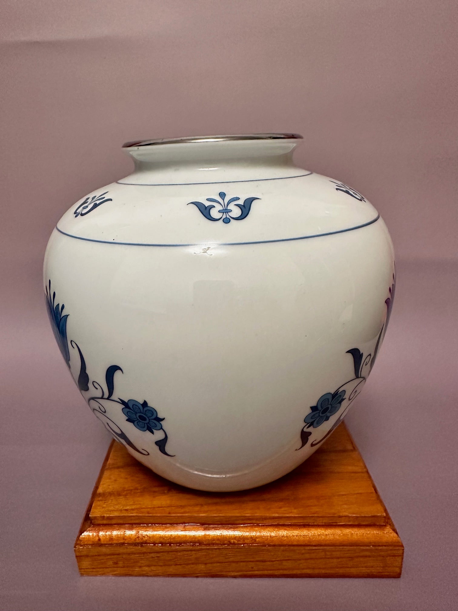 Noritake Blue & White Porcelain Vase – Vintage Japanese Ceramic Art