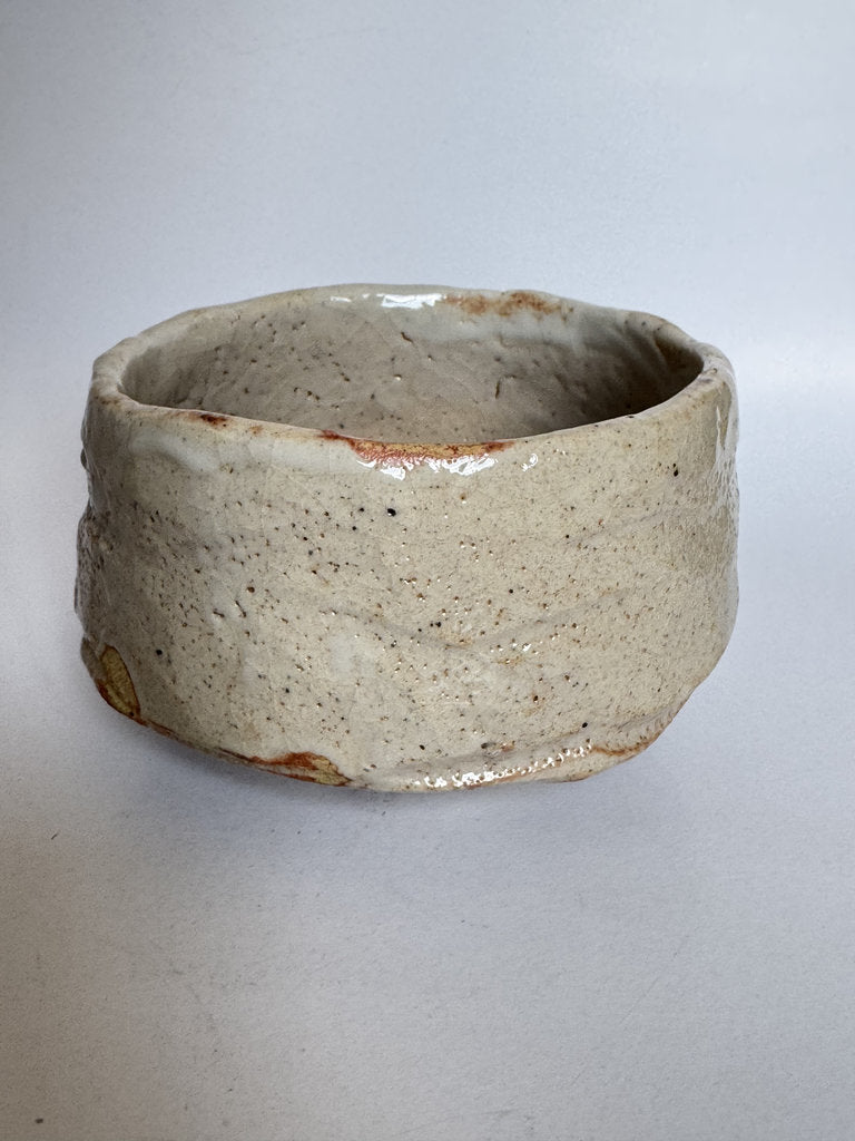 E-Shino Chawan | Bird Motif Iron Underglaze | Kuchikiri Rim Notch | Mino Tradition