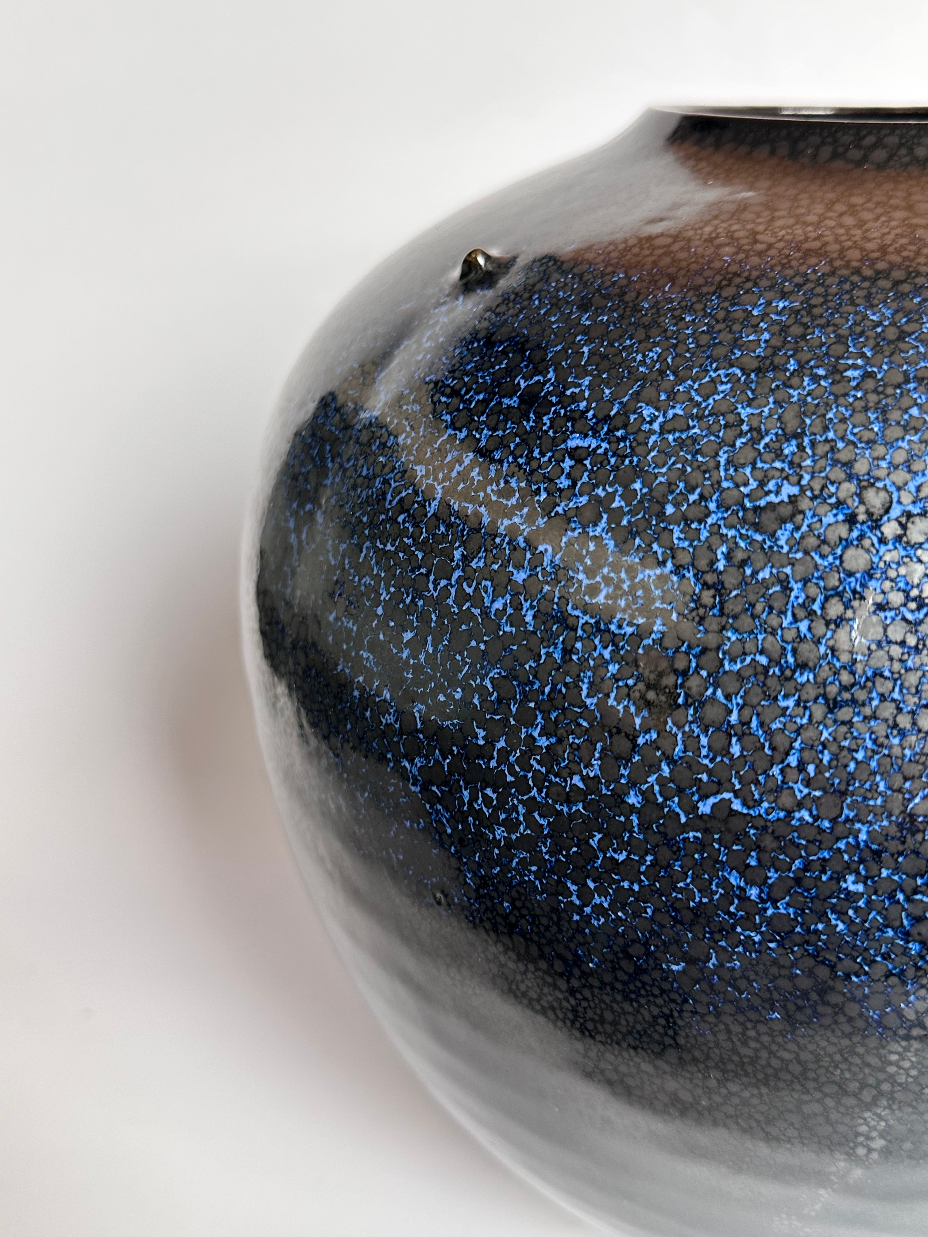Japanese Yuteki Tenmoku Vase — Oil-Spot Glaze with Blue Iridescence, Silver-Rimmed Hiratsubo Form, Vintage Studio Pottery