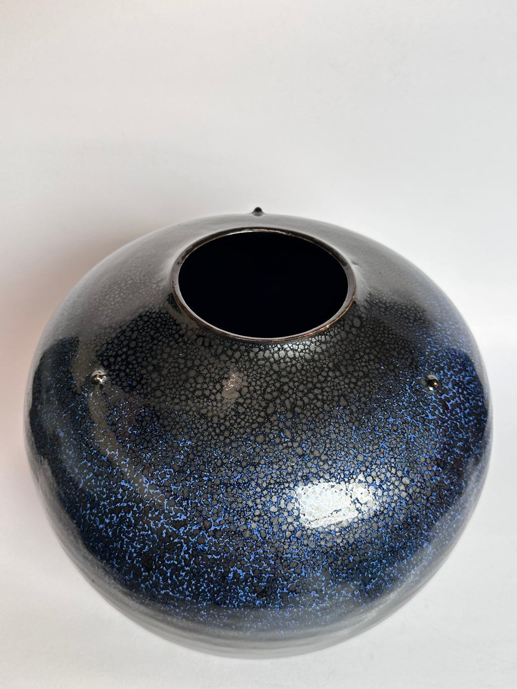 Japanese Yuteki Tenmoku Vase — Oil-Spot Glaze with Blue Iridescence, Silver-Rimmed Hiratsubo Form, Vintage Studio Pottery