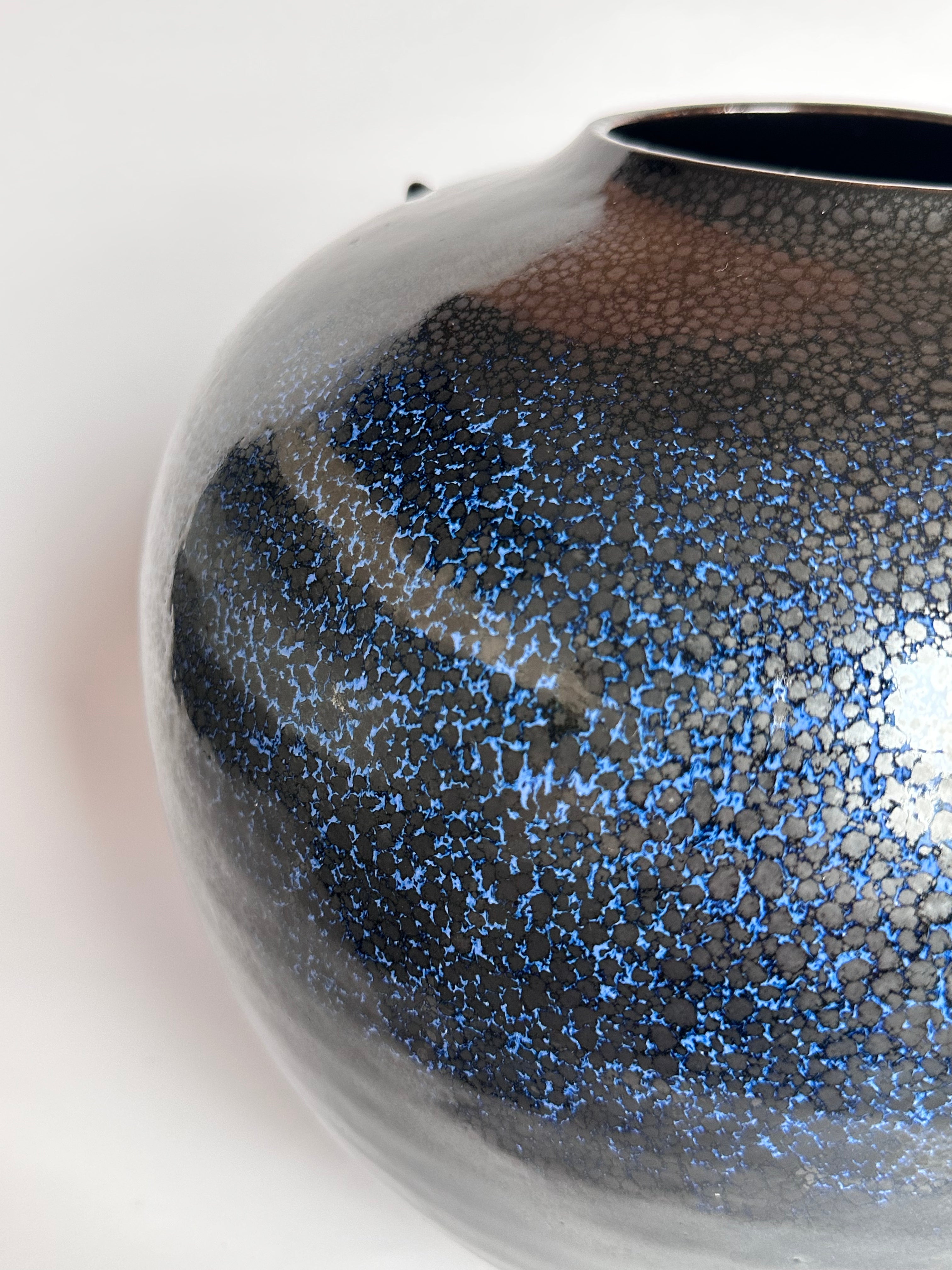 Japanese Yuteki Tenmoku Vase — Oil-Spot Glaze with Blue Iridescence, Silver-Rimmed Hiratsubo Form, Vintage Studio Pottery