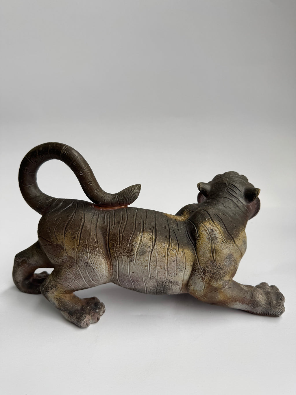 Japanese Bizen Tiger Sculpture in the Style of Konishi Kiln | Wood-Fired Ceramic Art with Tomobako