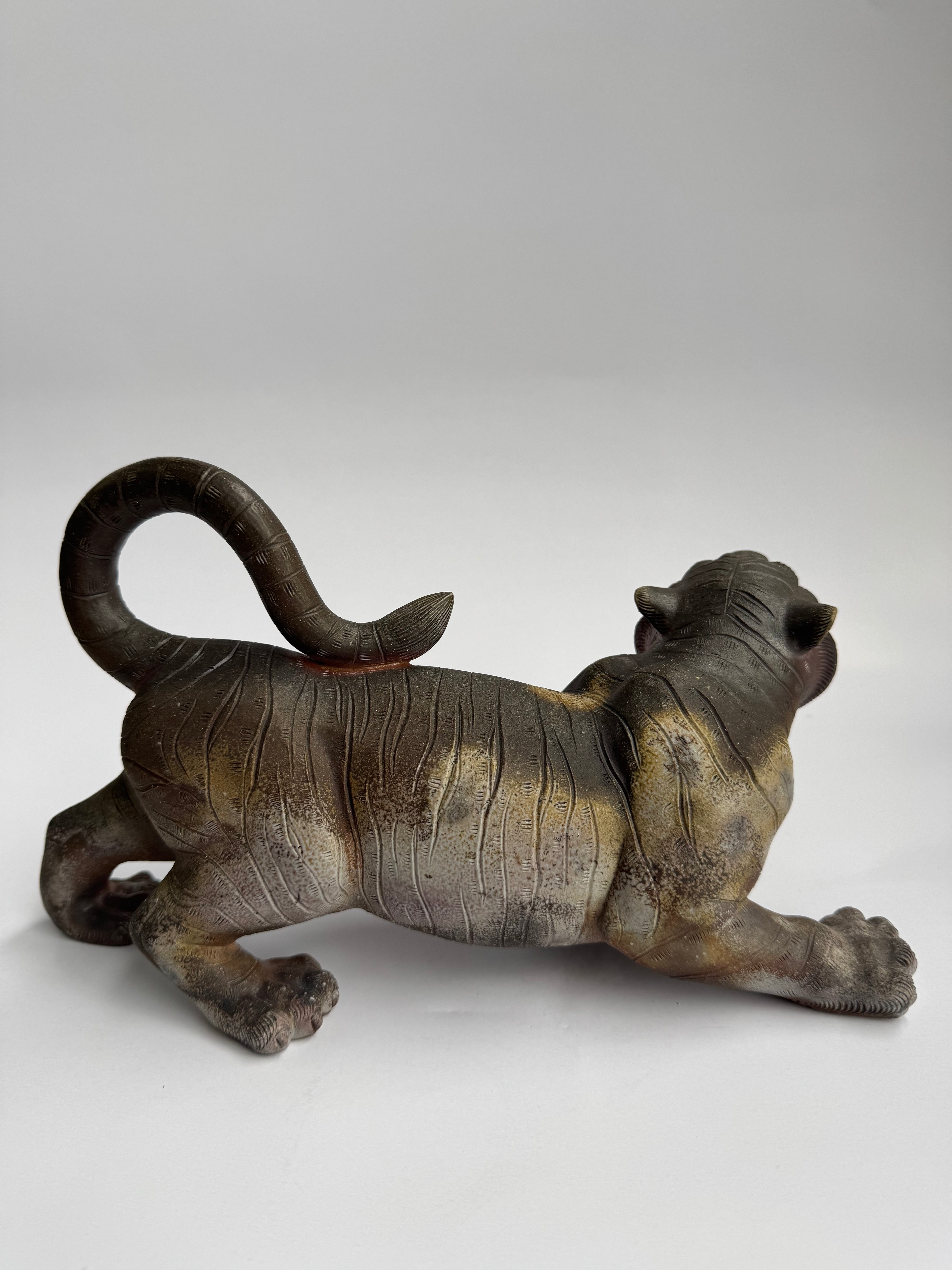 Japanese Bizen Tiger Sculpture in the Style of Konishi Kiln | Wood-Fired Ceramic Art with Tomobako
