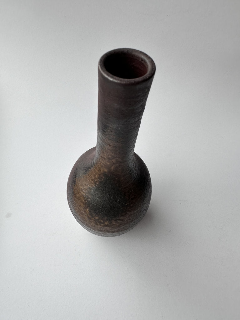 Bizen Yaki Tsuru Kubi Vase Kuro Bizen Dark Iron Sangiri Reduction Fired Artist Signed Japanese Stoneware Wabi Sabi Ikebana