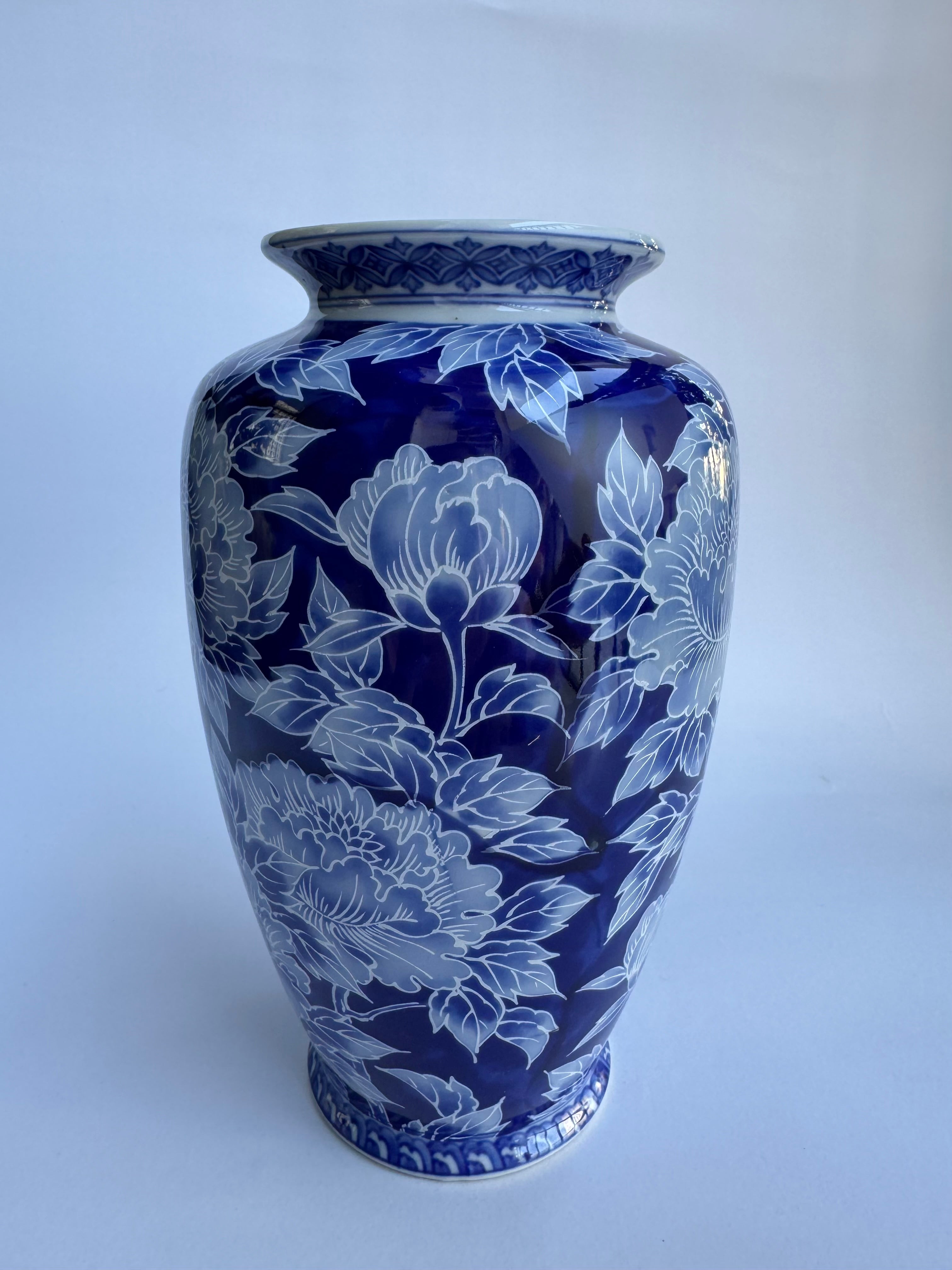 Blue and white floral patterned vase 