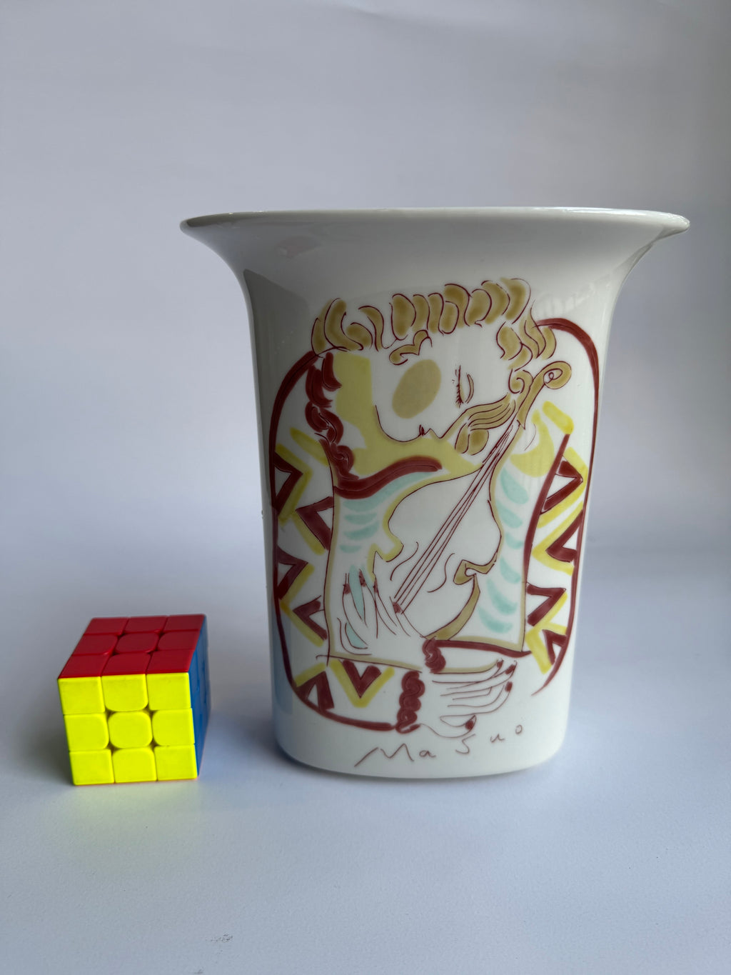 Kutani Vase in the Style of “Masuo” - Vintage Japanese Pottery Featuring a Musician