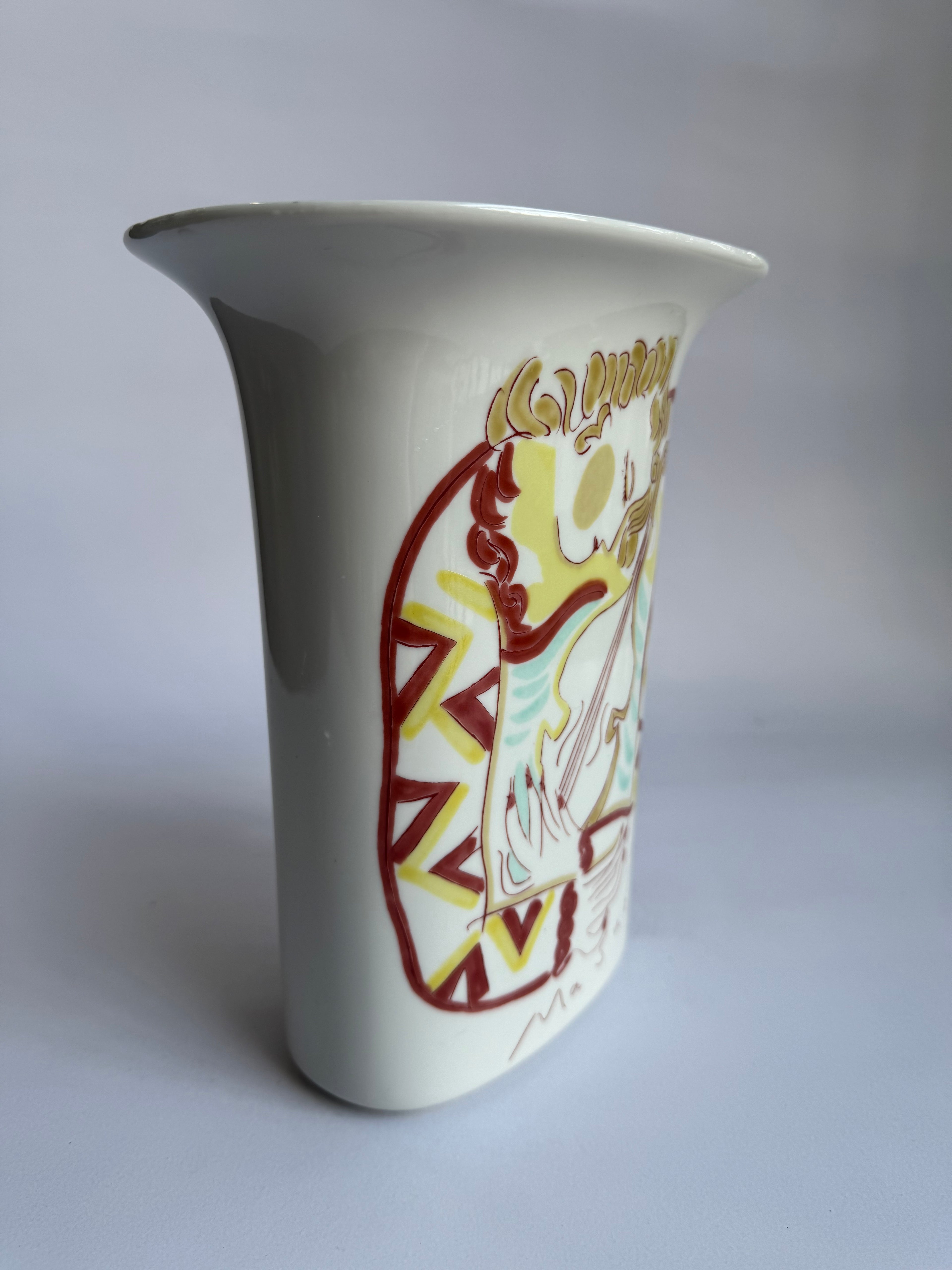Kutani Vase in the Style of “Masuo” - Vintage Japanese Pottery Featuring a Musician