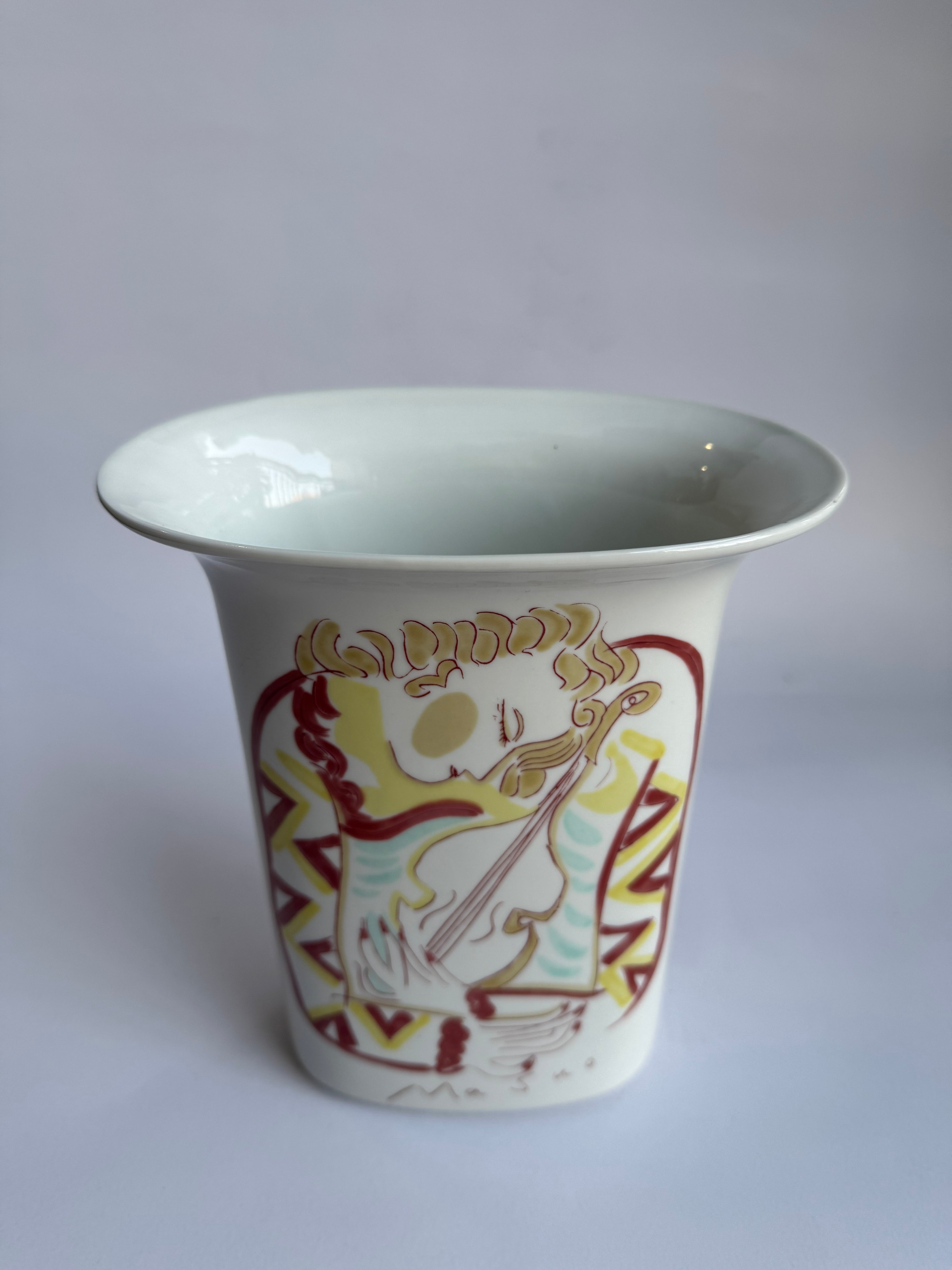 Kutani Vase in the Style of “Masuo” - Vintage Japanese Pottery Featuring a Musician