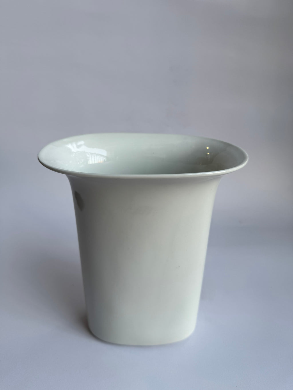 Kutani Vase in the Style of “Masuo” - Vintage Japanese Pottery Featuring a Musician