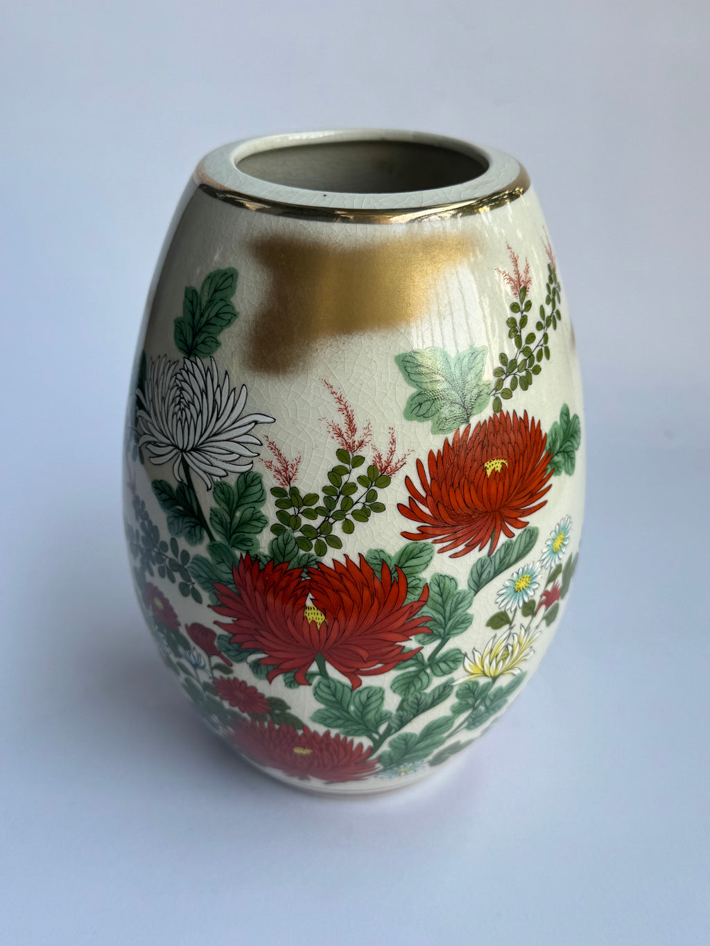 Kutani Pottery Vase with Red Chrysanthemums – Hand-Painted Japanese Floral Art