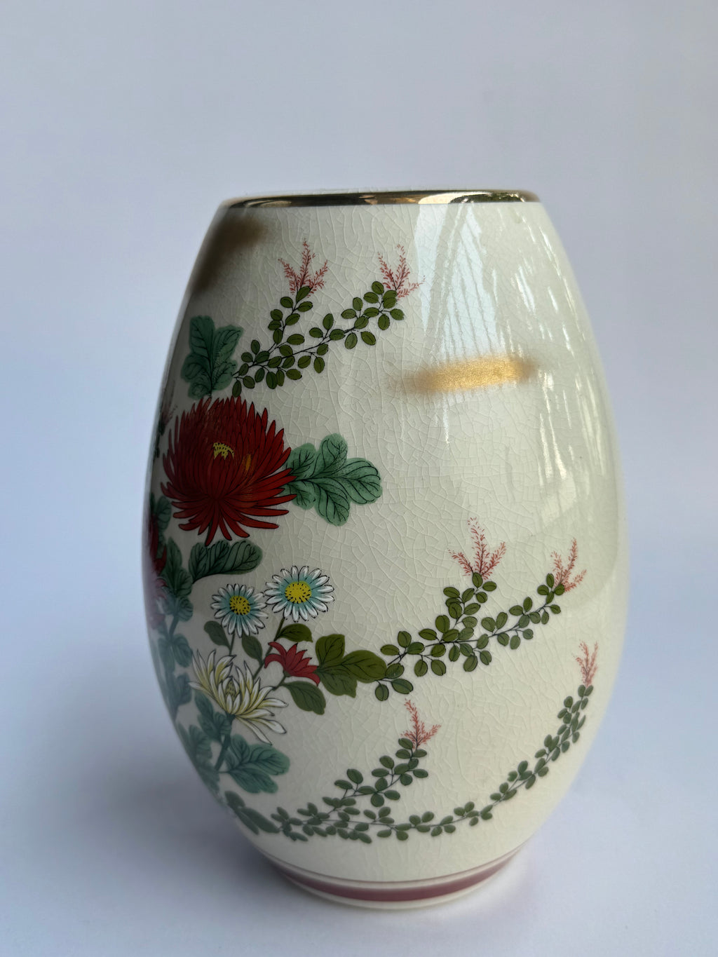 Kutani Pottery Vase with Red Chrysanthemums – Hand-Painted Japanese Floral Art
