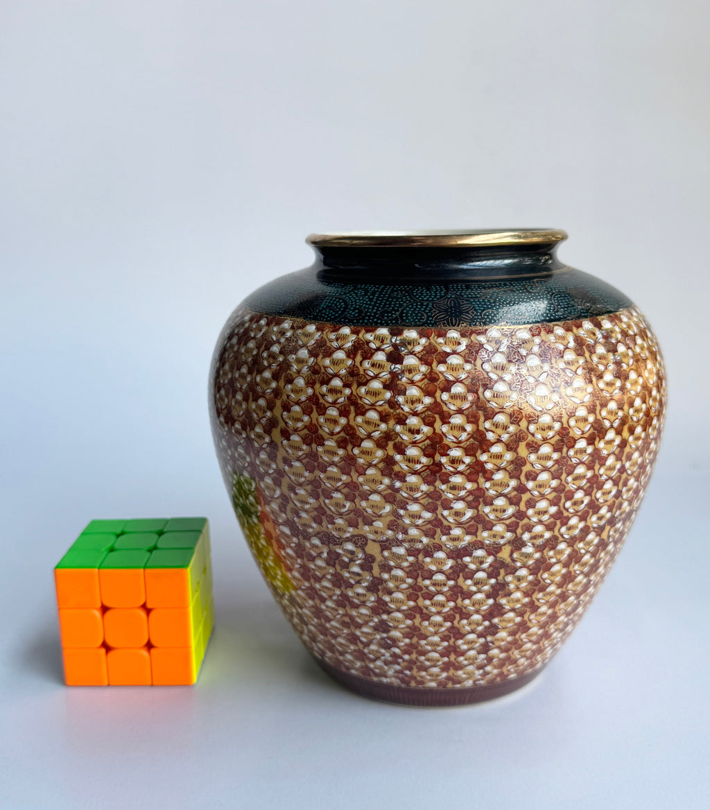 Kutani Vase , Full-Body Hand-Painted Pattern in Red & Gold