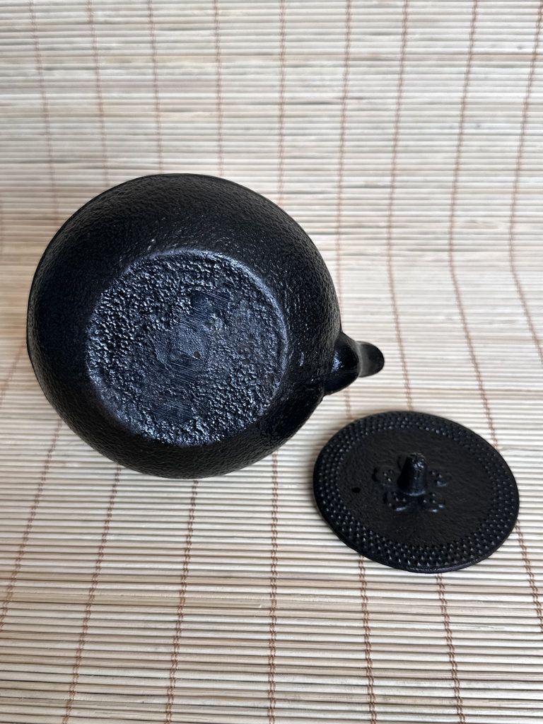 Vintage Japanese Cast Iron Tetsubin — Arare Pattern, 250ml