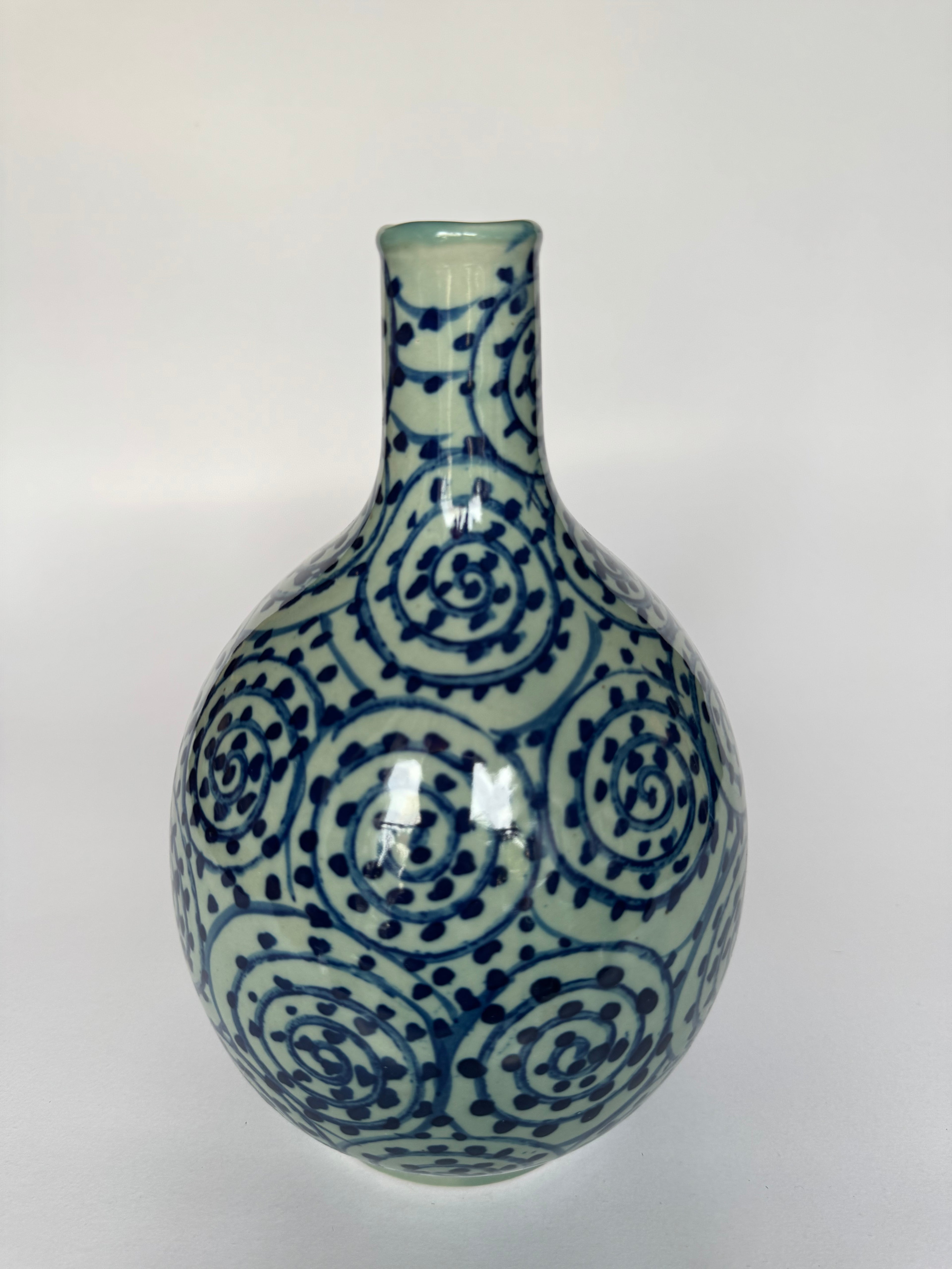 Arita Blue-and-White Vase – Hand-Painted Spiral Pattern Japanese Porcelain