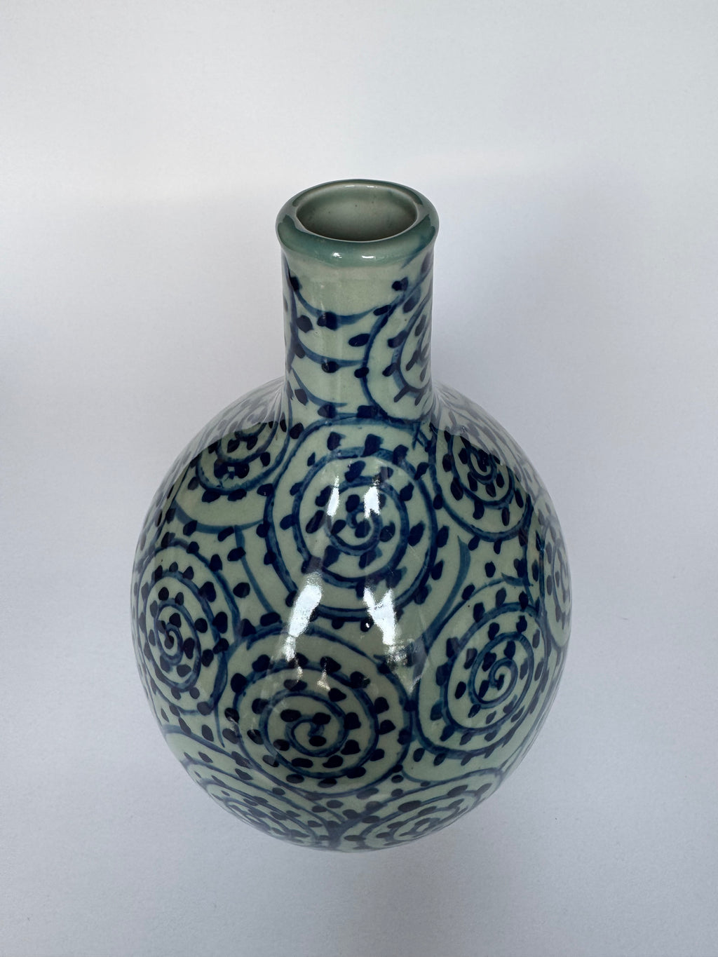 Arita Blue-and-White Vase – Hand-Painted Spiral Pattern Japanese Porcelain