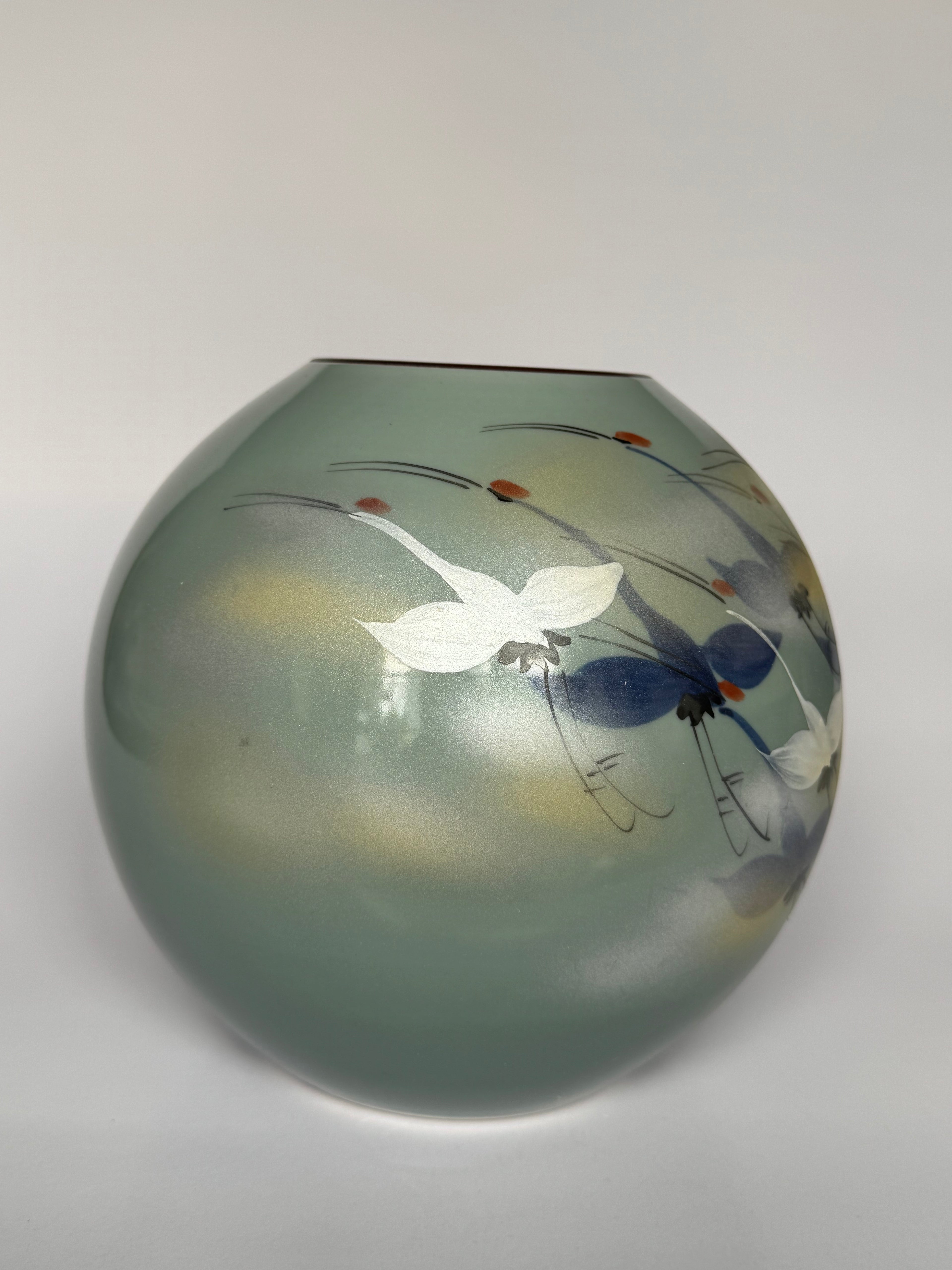 Kutani Japanese Crane Vase – Hand-Painted Porcelain Sphere with Elegant Flying Cranes