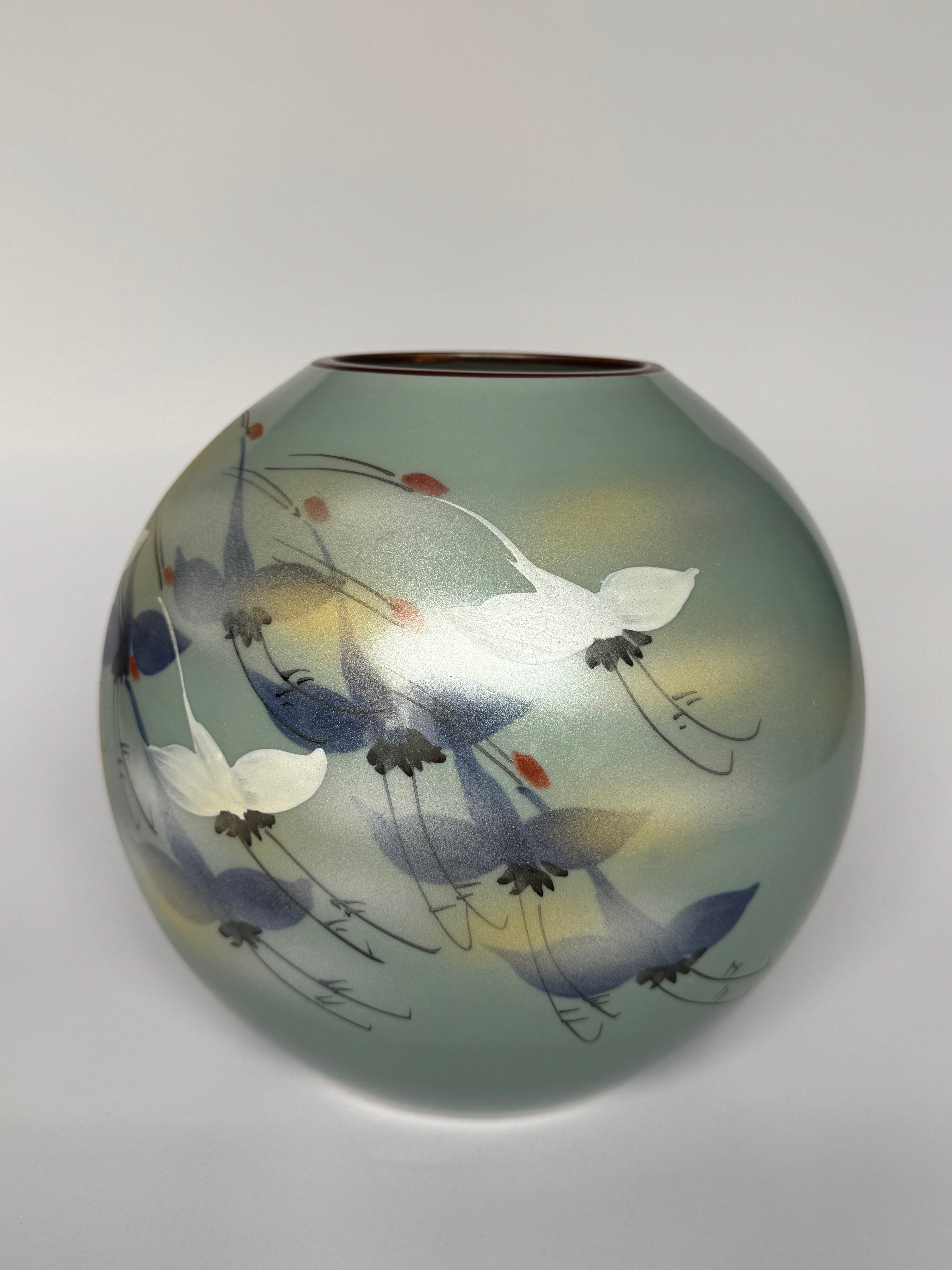 Kutani Japanese Crane Vase – Hand-Painted Porcelain Sphere with Elegant Flying Cranes