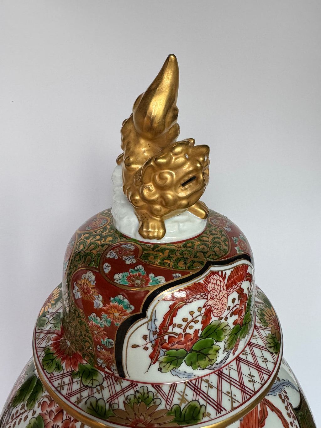 Japanese Arita Ginger Jar – Red & Gold Porcelain with Geisha Artwork and Gilded Lion Finial