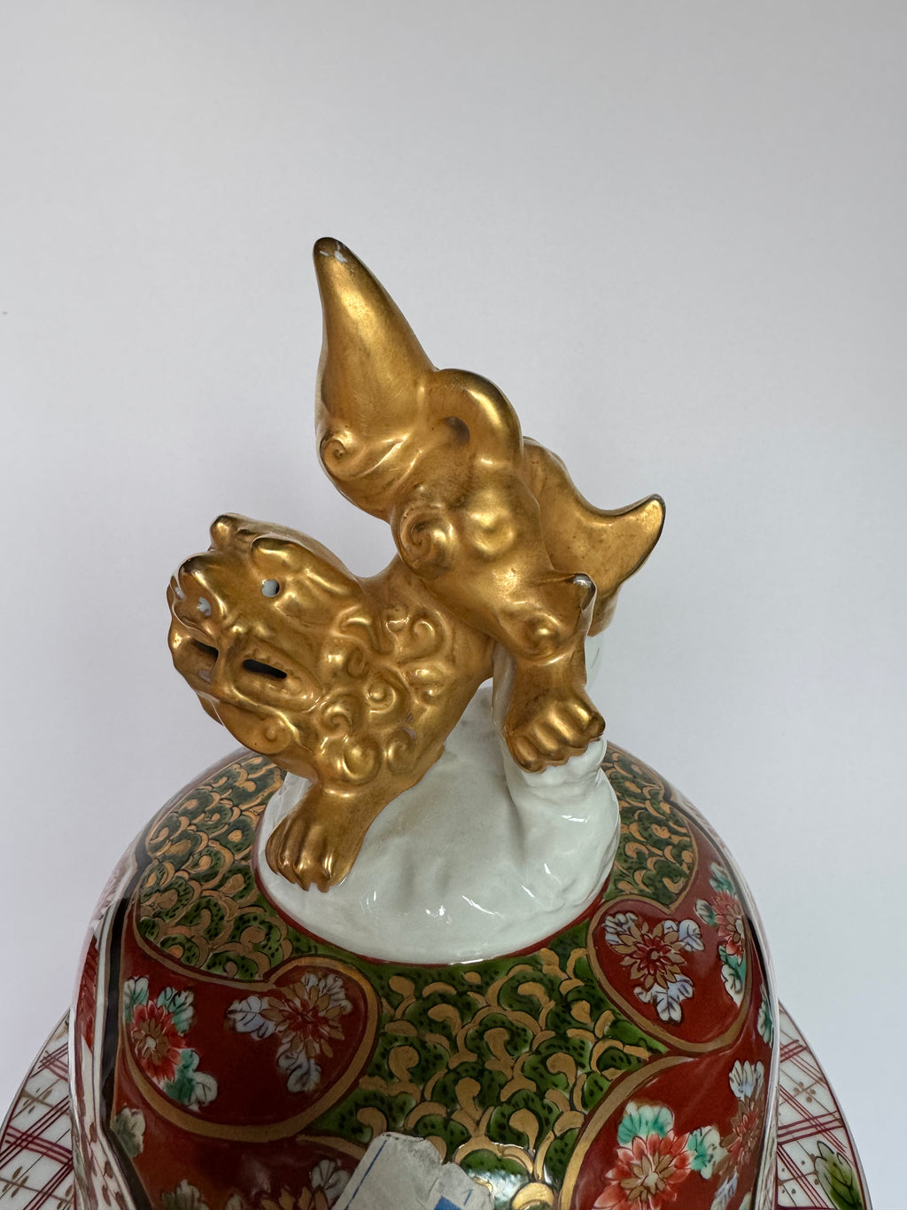 Japanese Arita Ginger Jar – Red & Gold Porcelain with Geisha Artwork and Gilded Lion Finial