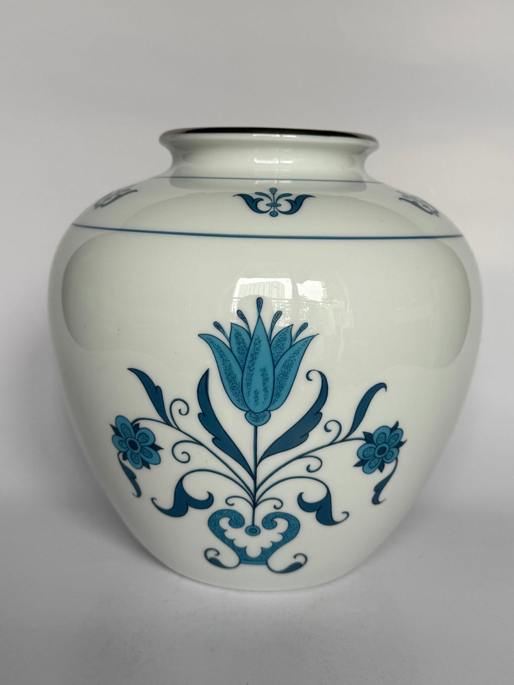 Noritake Blue & White Porcelain Vase – Vintage Japanese Ceramic Art