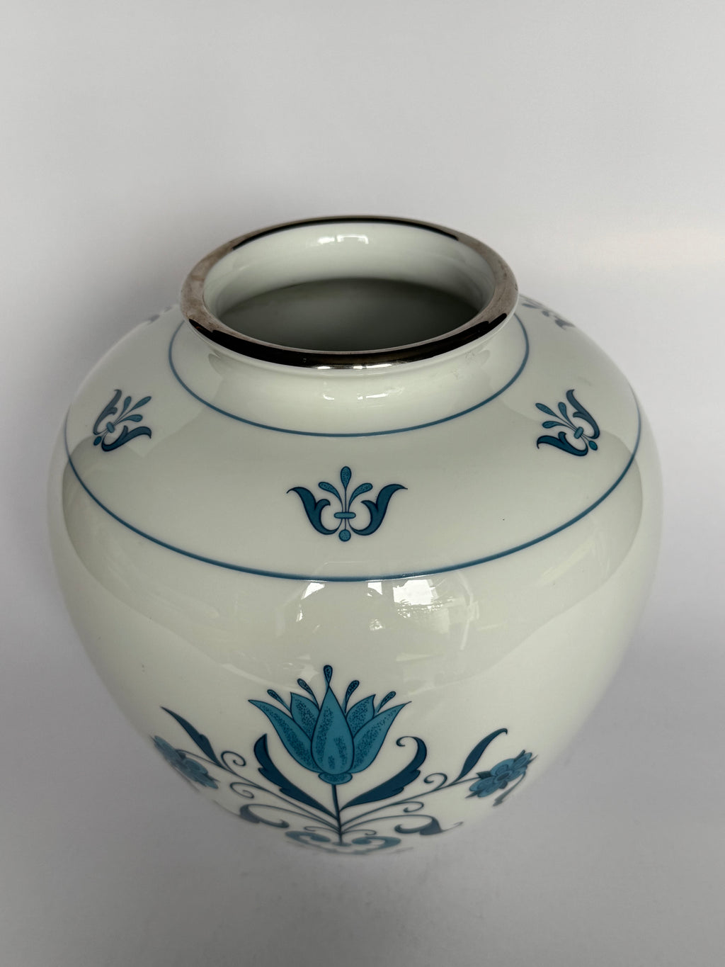 Noritake Blue & White Porcelain Vase – Vintage Japanese Ceramic Art