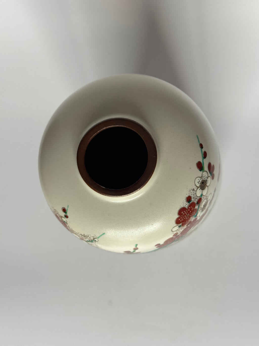 Japanese Kutani Ware Plum Blossom Vase – Hand-Painted Floral Ceramic – Spring Ume Design