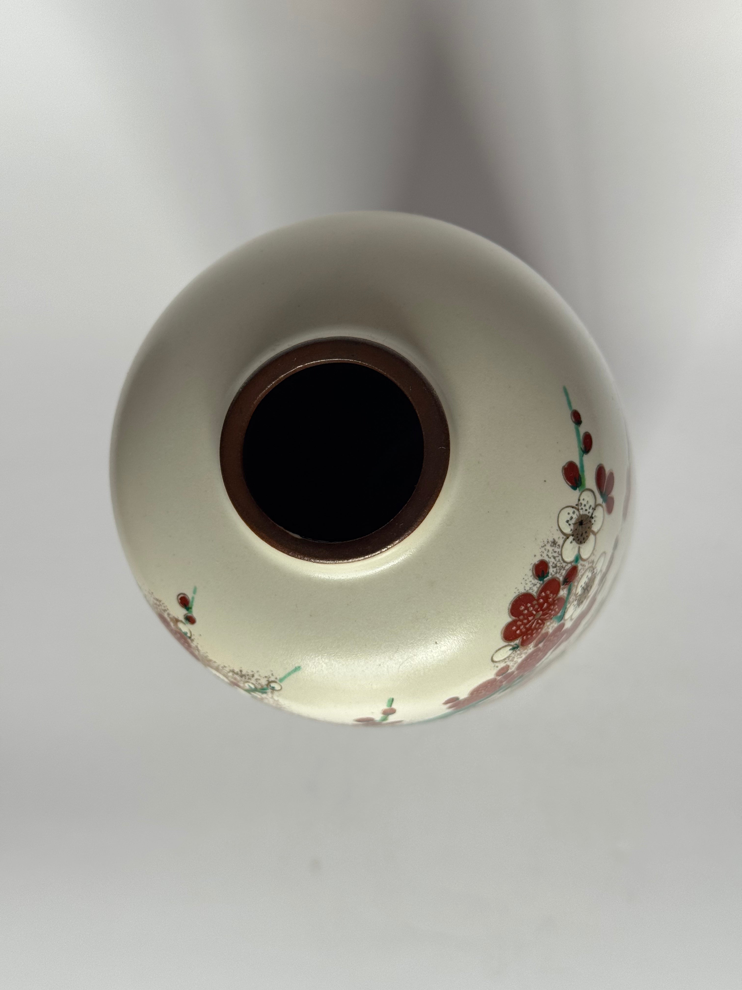 Japanese Kutani Ware Plum Blossom Vase – Hand-Painted Floral Ceramic – Spring Ume Design