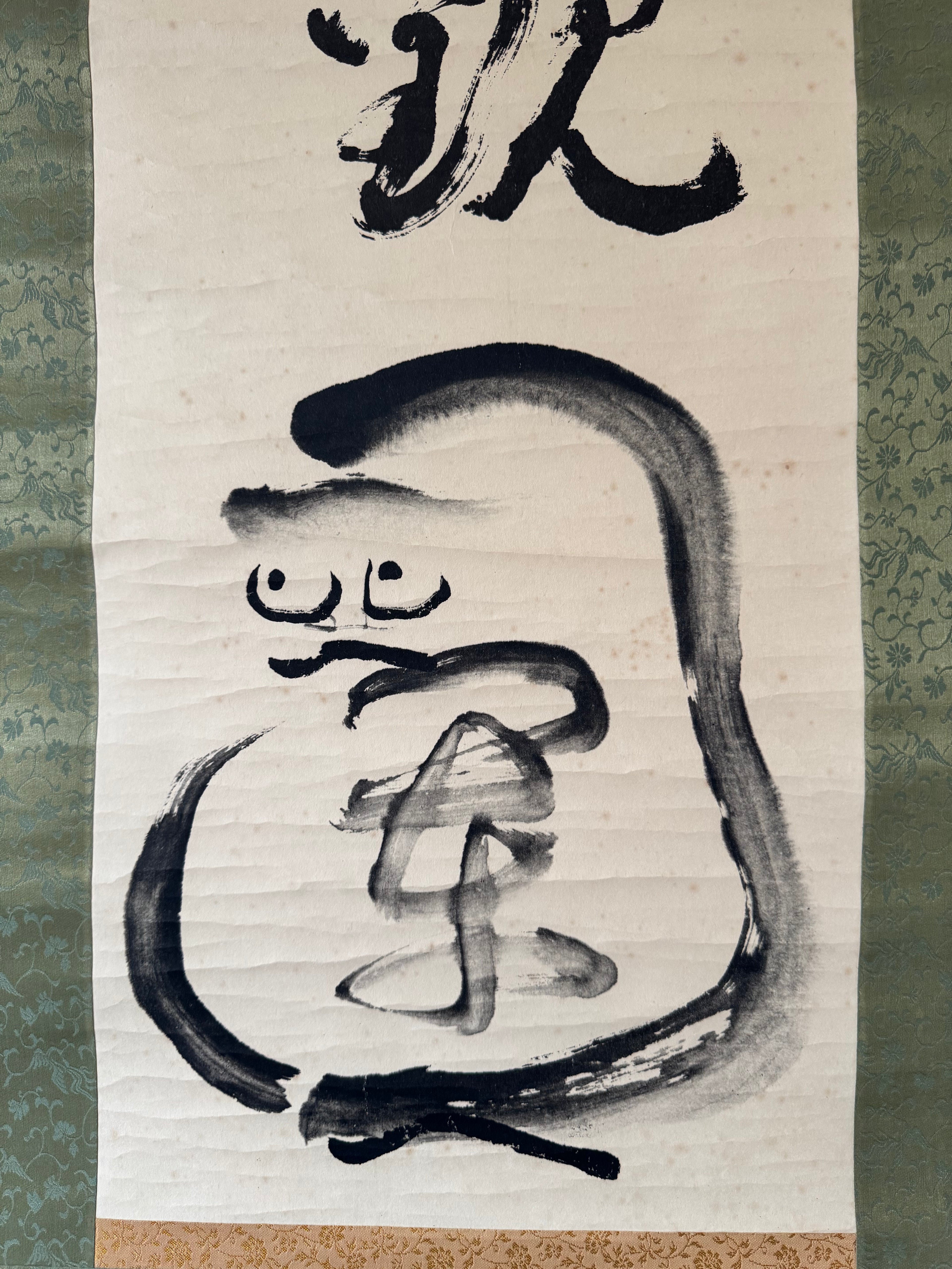 Vintage Japanese Calligraphy Hanging Scroll – Zen Phrase with Bold Ink Brushwork