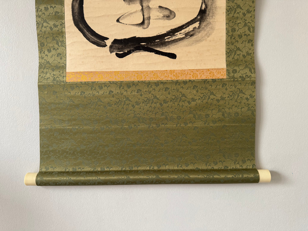 Vintage Japanese Calligraphy Hanging Scroll – Zen Phrase with Bold Ink Brushwork
