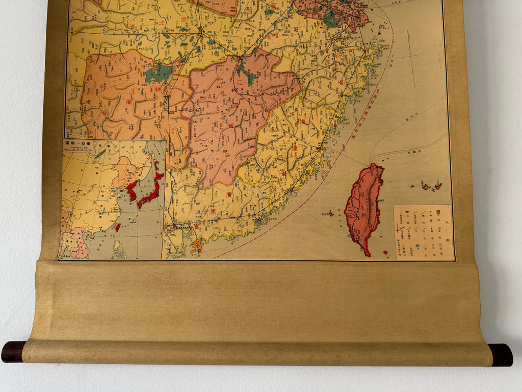 Vintage Japanese Map “Saishin Shina Yōzu” 最新支那要圖 – l Educational Wall Scroll, Cartographic Print