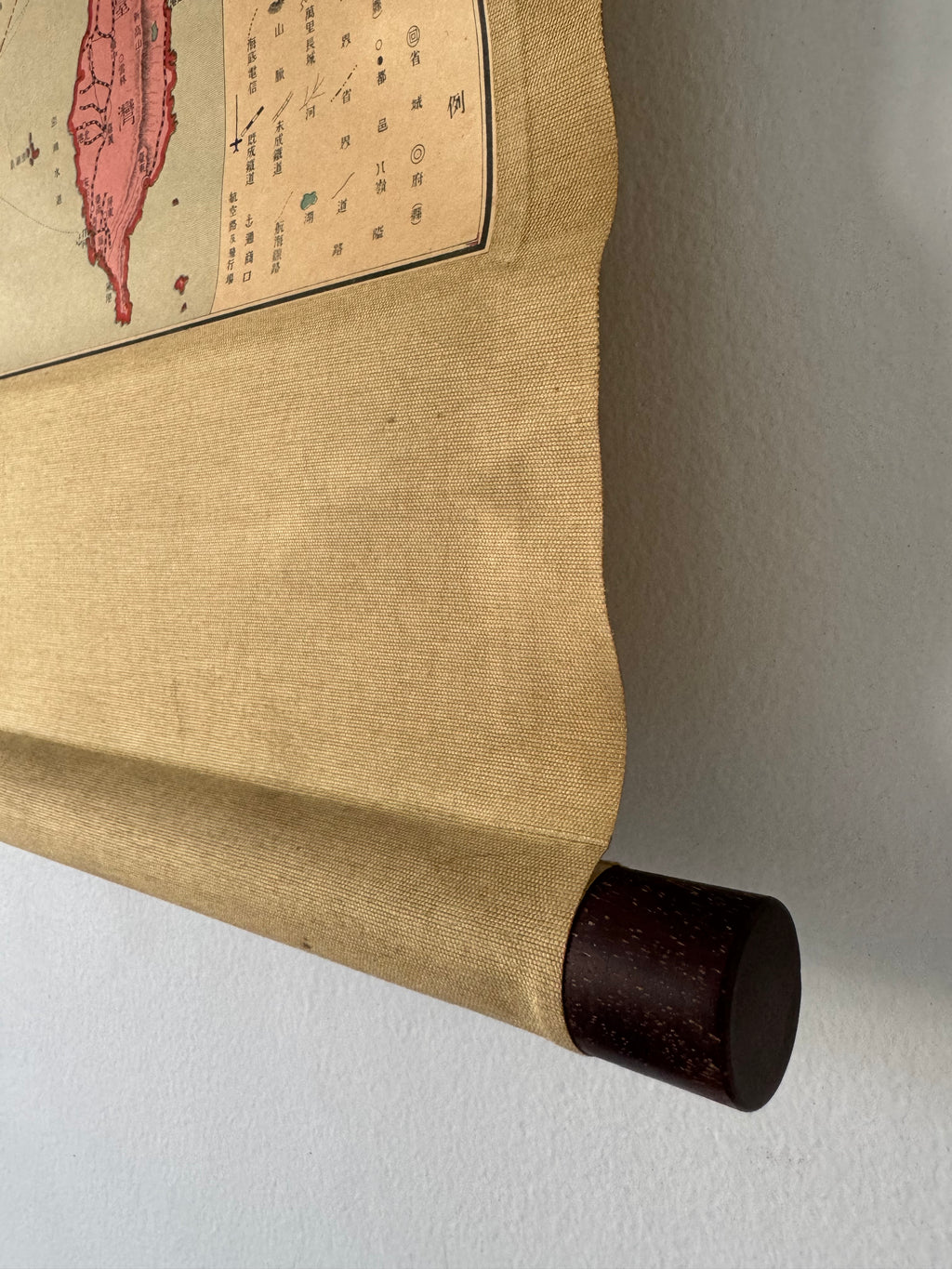 Vintage Japanese Map “Saishin Shina Yōzu” 最新支那要圖 – l Educational Wall Scroll, Cartographic Print