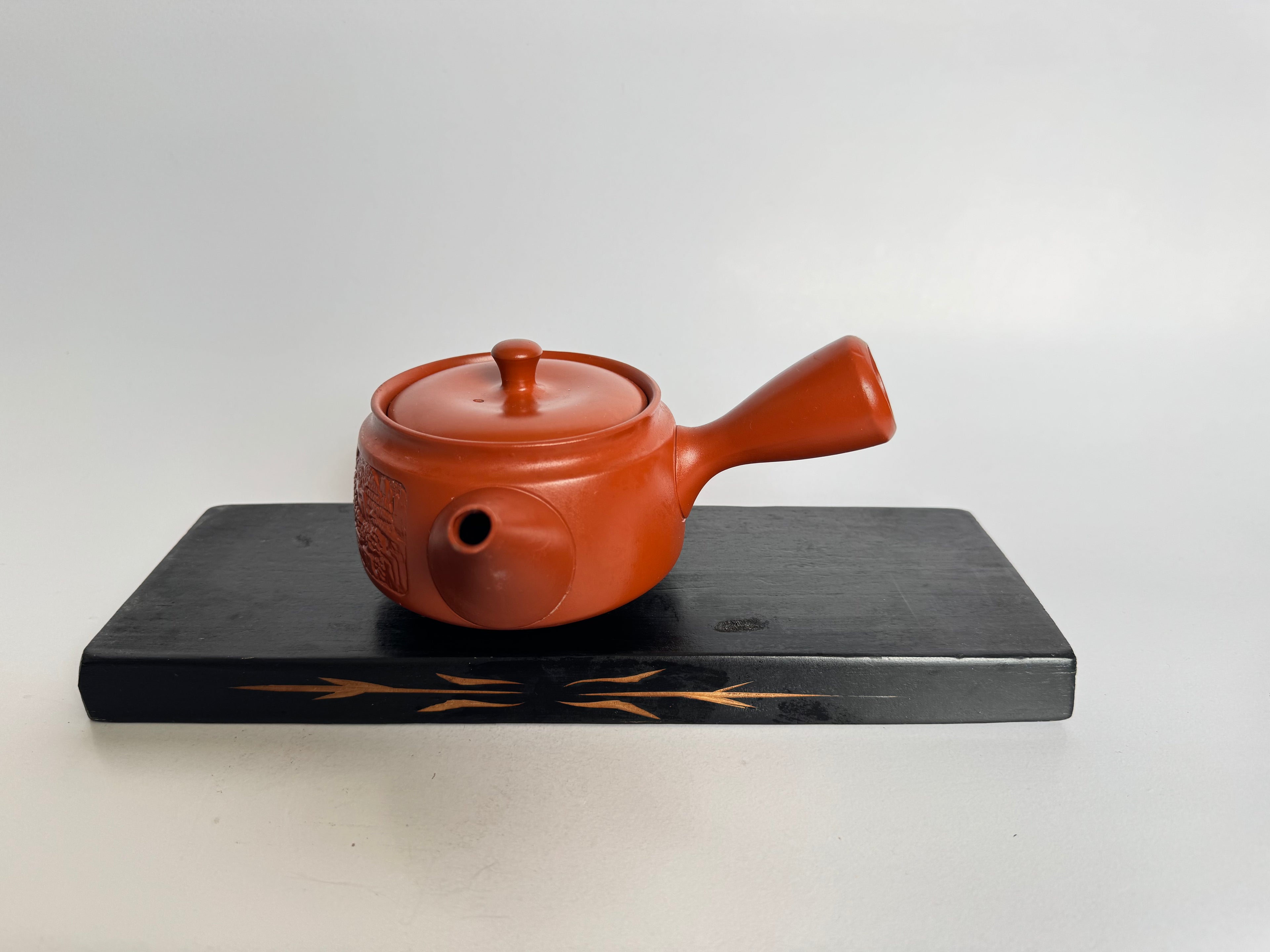 Vintage Tokoname Teapot with Carved Landscape Scene – Japanese Red Clay Kyusu