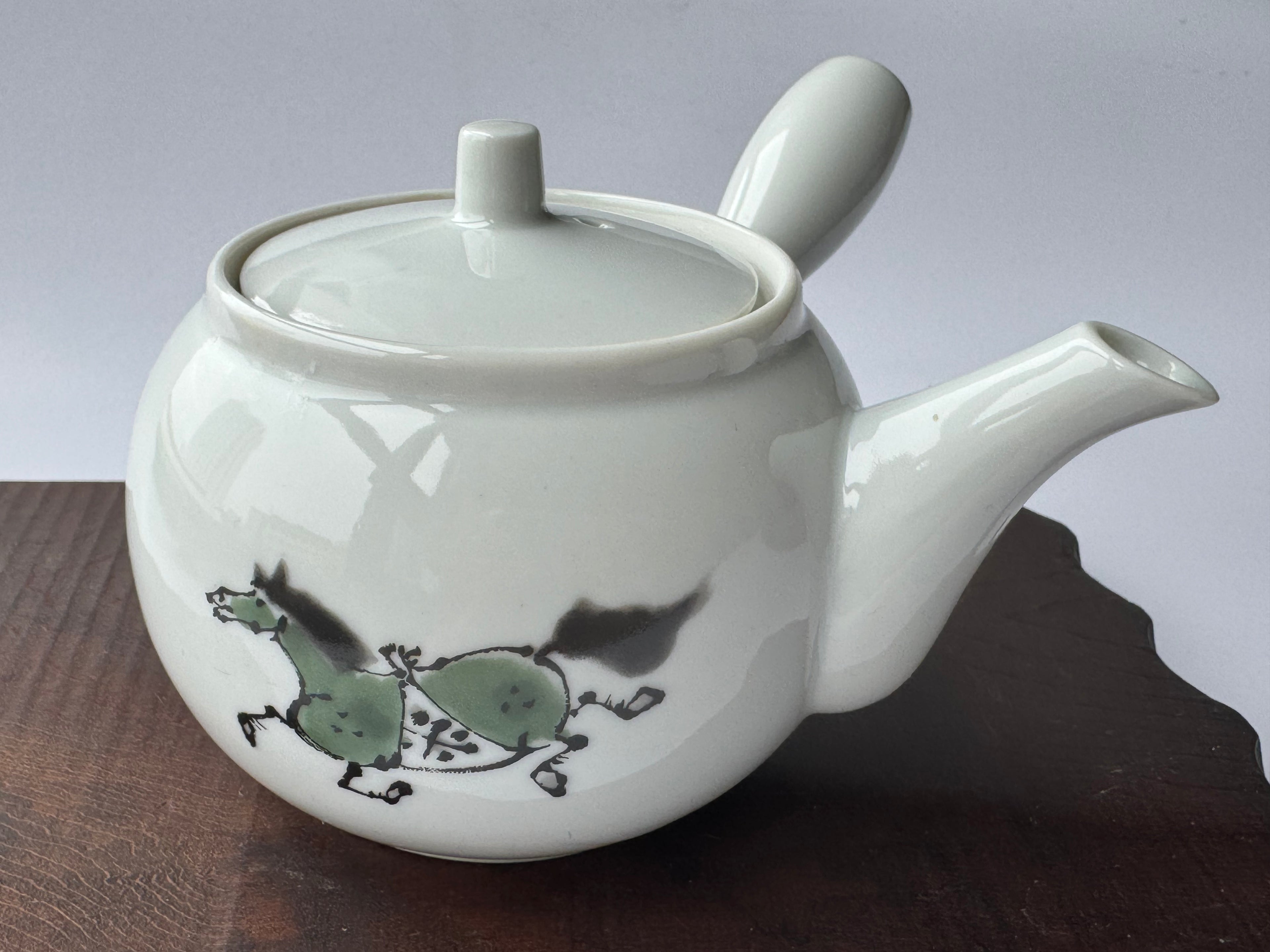 Hand-Painted Bone China Teapot with Horse Motif – Japanese Artisan Signed, White Glaze Kyusu