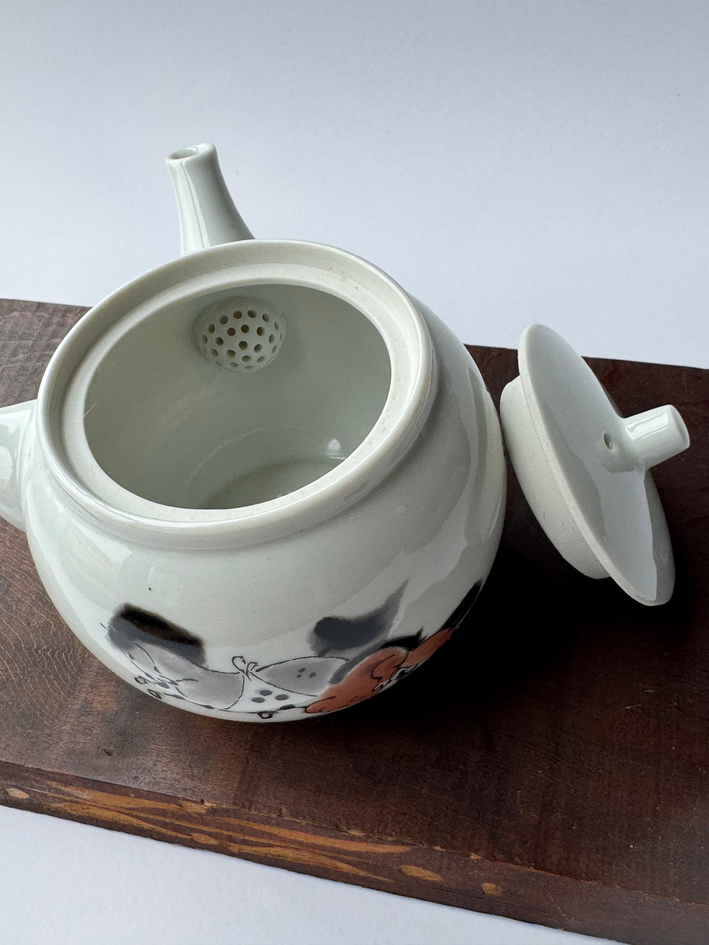 Hand-Painted Bone China Teapot with Horse Motif – Japanese Artisan Signed, White Glaze Kyusu