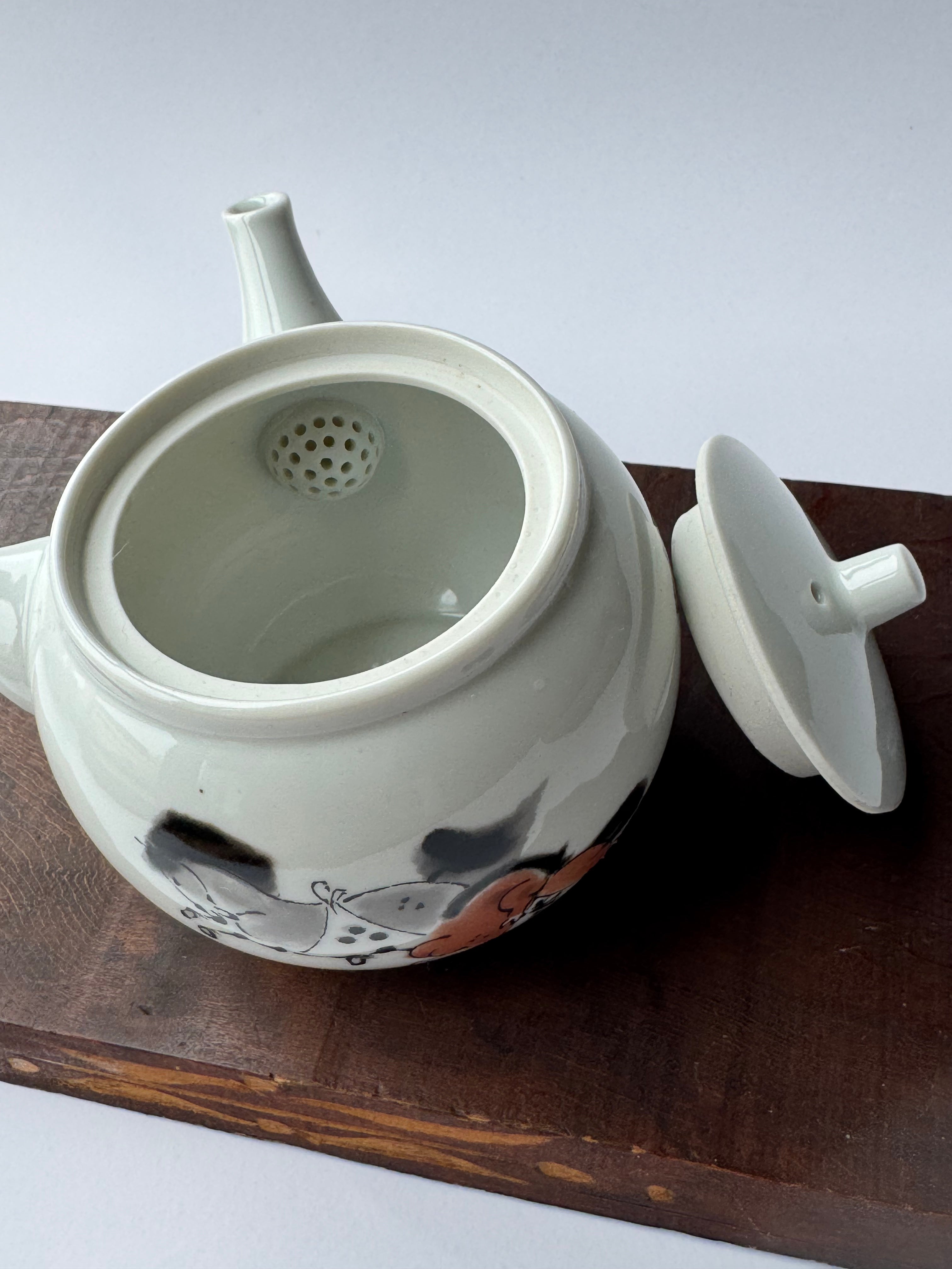 Hand-Painted Bone China Teapot with Horse Motif – Japanese Artisan Signed, White Glaze Kyusu