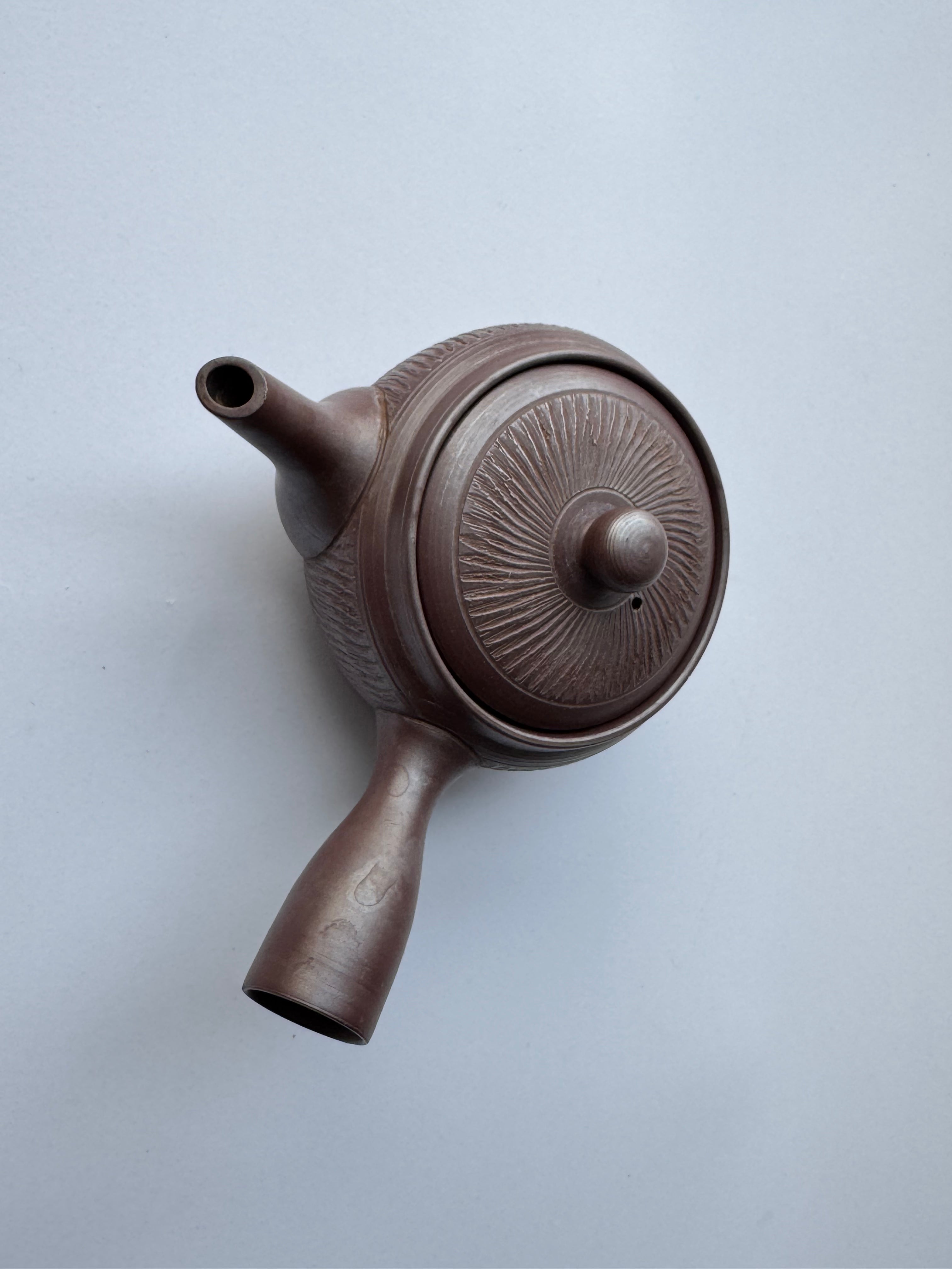 Vintage Banko Kyusu Teapot – Carved Texture, Unglazed Brown Clay, Metal Mesh Filter