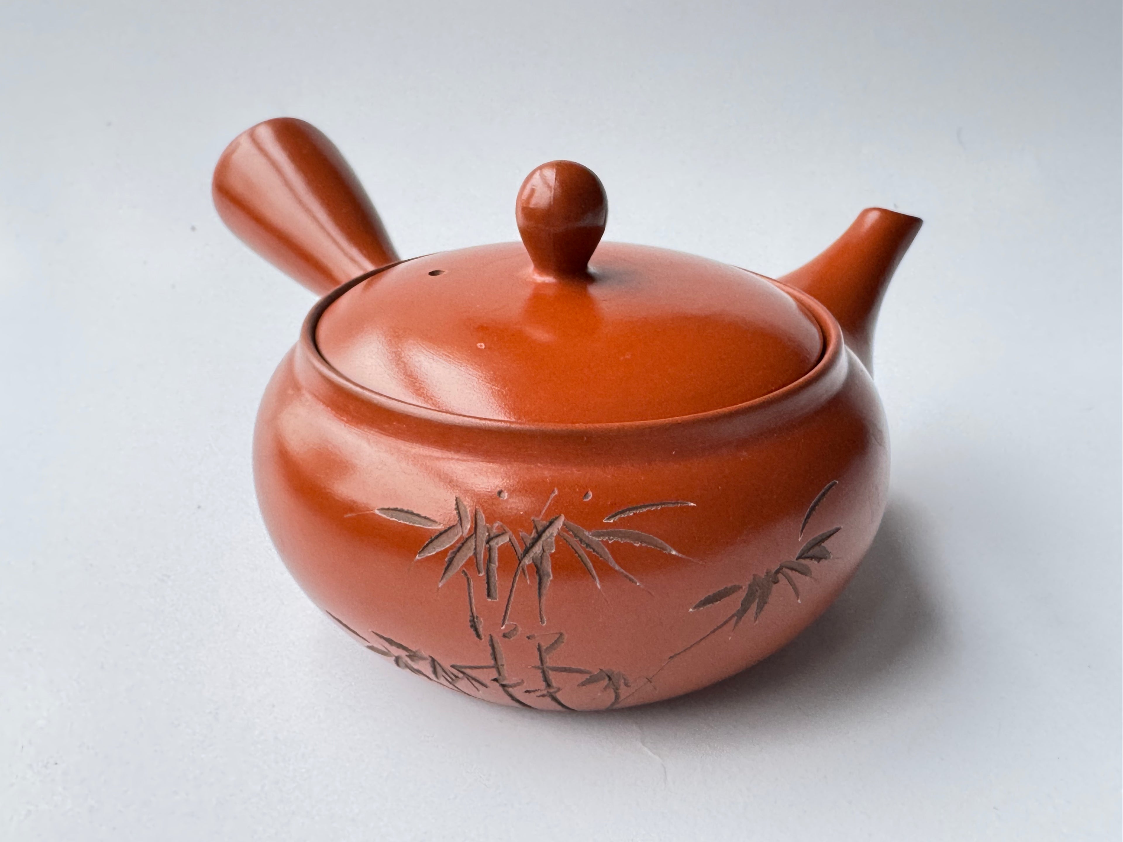 Vintage Tokoname Kyusu Teapot – Hand-Carved Bamboo Motif, Red Clay, Flat Shape