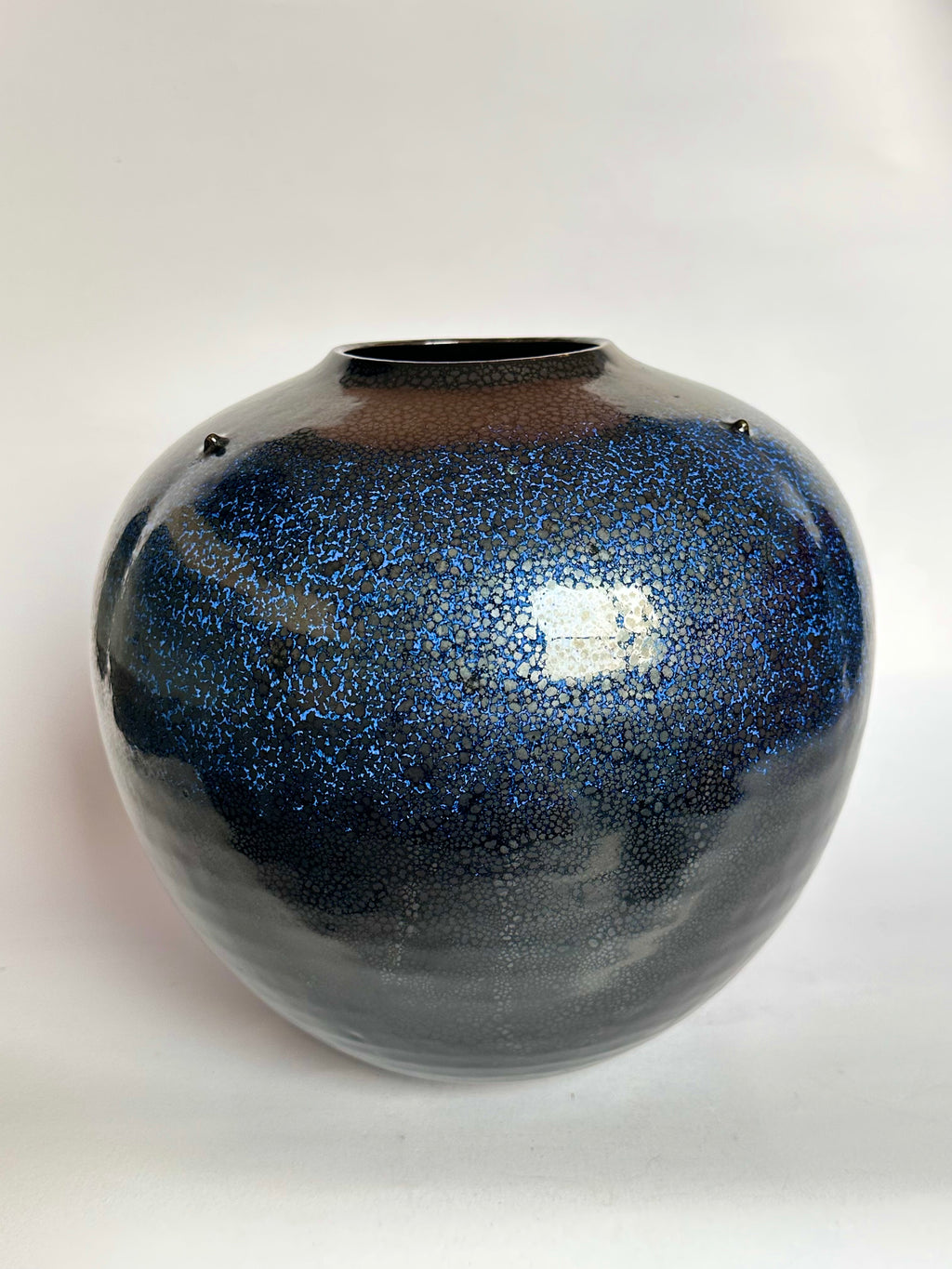 Japanese Yuteki Tenmoku Vase — Oil-Spot Glaze with Blue Iridescence, Silver-Rimmed Hiratsubo Form, Vintage Studio Pottery