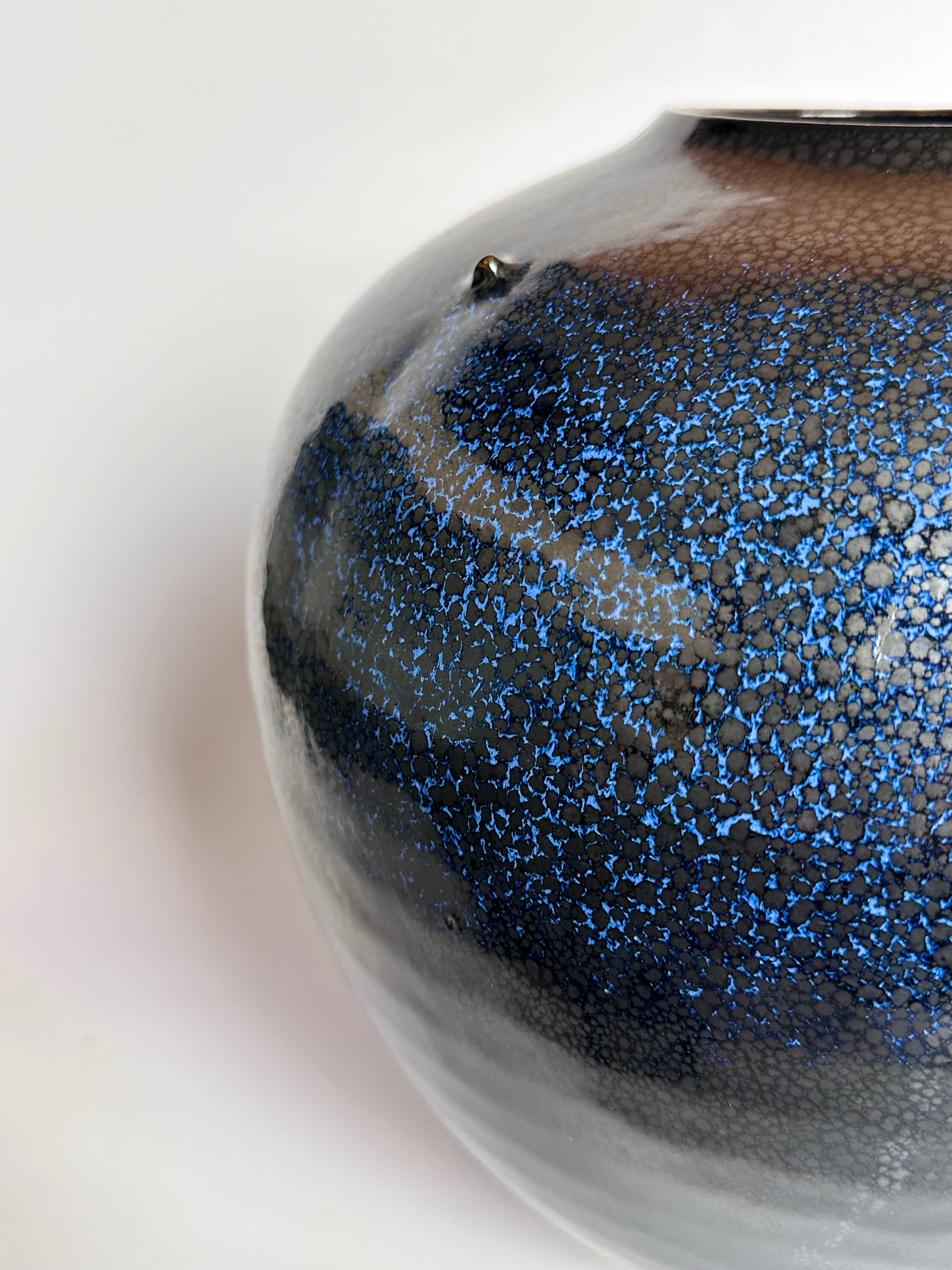Japanese Yuteki Tenmoku Vase — Oil-Spot Glaze with Blue Iridescence, Silver-Rimmed Hiratsubo Form, Vintage Studio Pottery