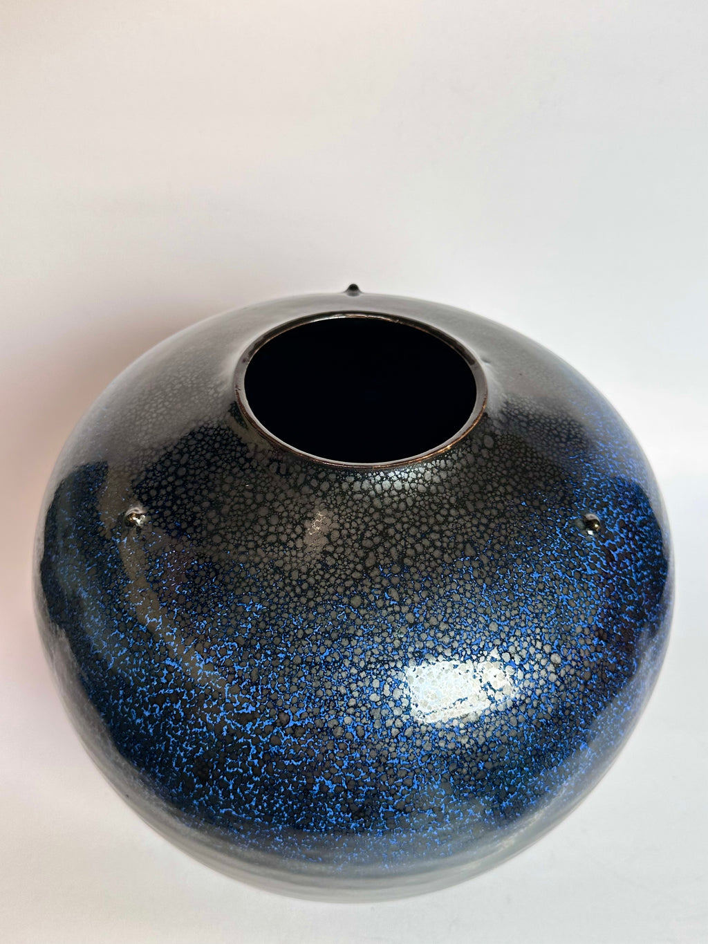 Japanese Yuteki Tenmoku Vase — Oil-Spot Glaze with Blue Iridescence, Silver-Rimmed Hiratsubo Form, Vintage Studio Pottery