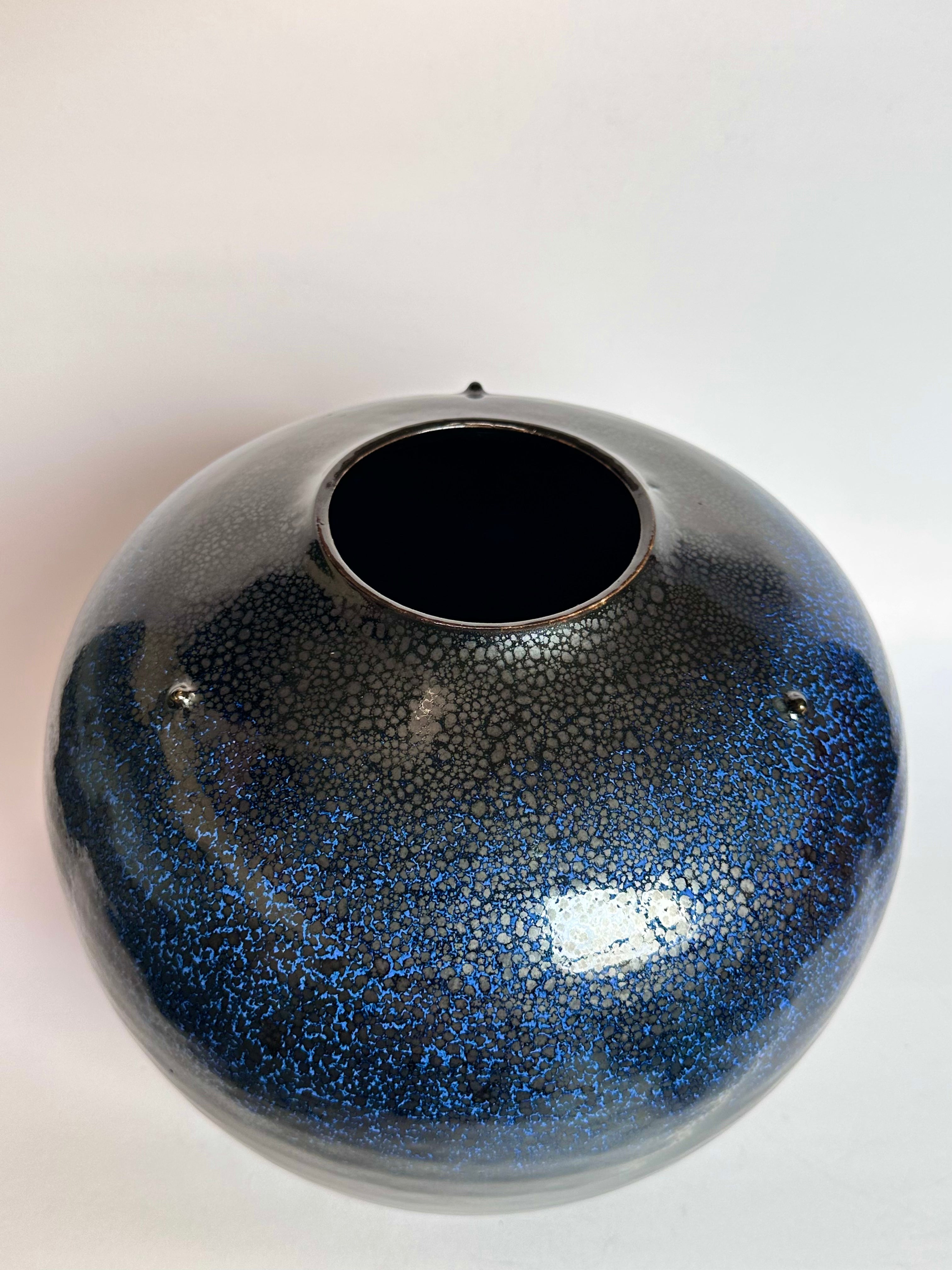 Japanese Yuteki Tenmoku Vase — Oil-Spot Glaze with Blue Iridescence, Silver-Rimmed Hiratsubo Form, Vintage Studio Pottery