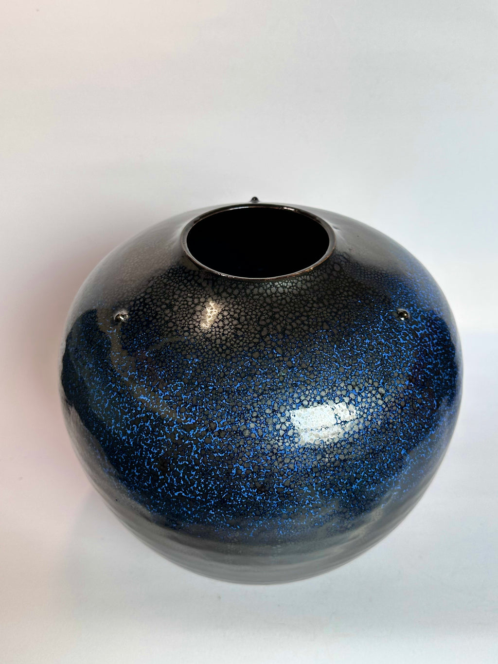 Japanese Yuteki Tenmoku Vase — Oil-Spot Glaze with Blue Iridescence, Silver-Rimmed Hiratsubo Form, Vintage Studio Pottery
