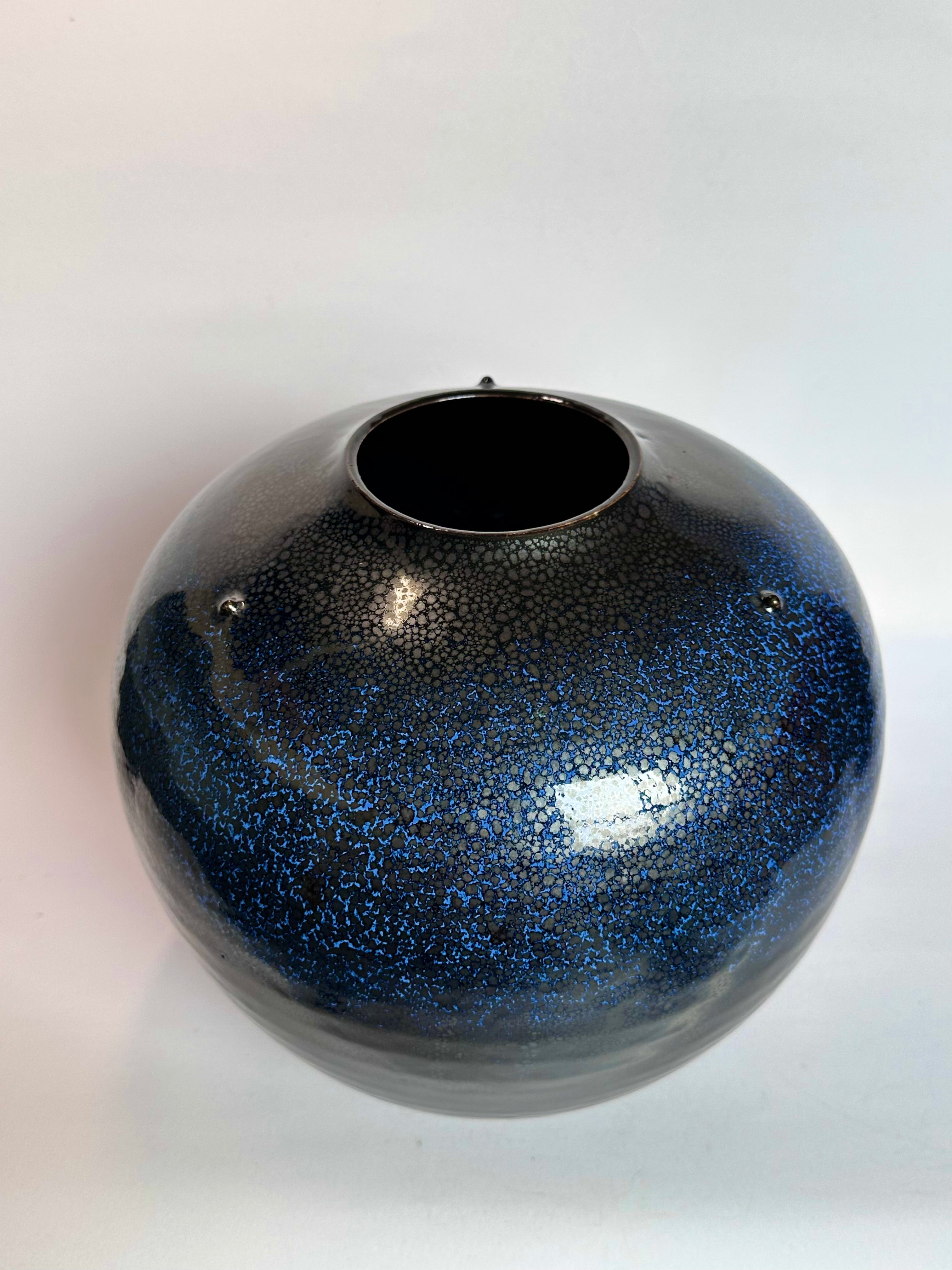 Japanese Yuteki Tenmoku Vase — Oil-Spot Glaze with Blue Iridescence, Silver-Rimmed Hiratsubo Form, Vintage Studio Pottery
