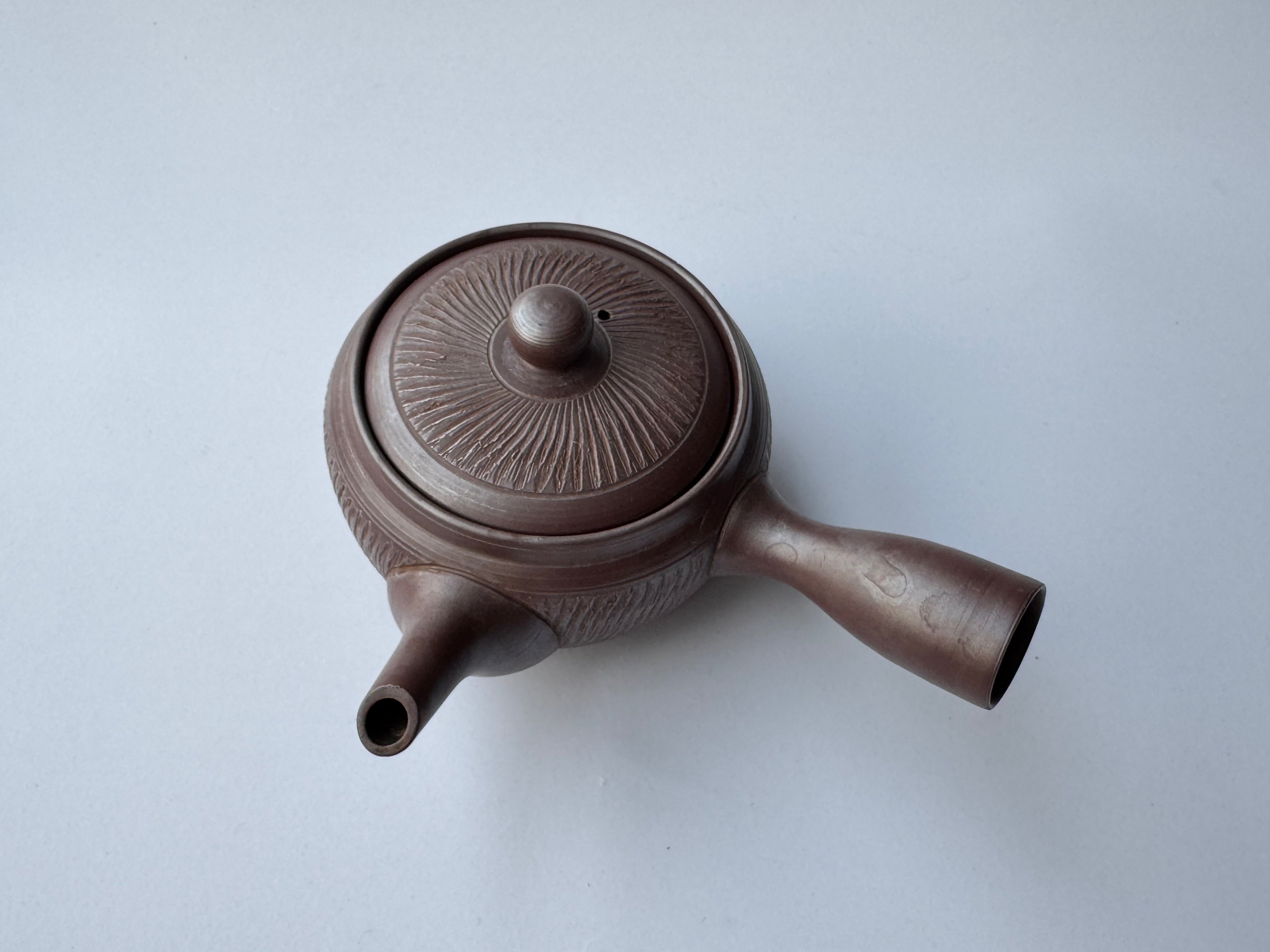 Vintage Banko Kyusu Teapot – Carved Texture, Unglazed Brown Clay, Metal Mesh Filter