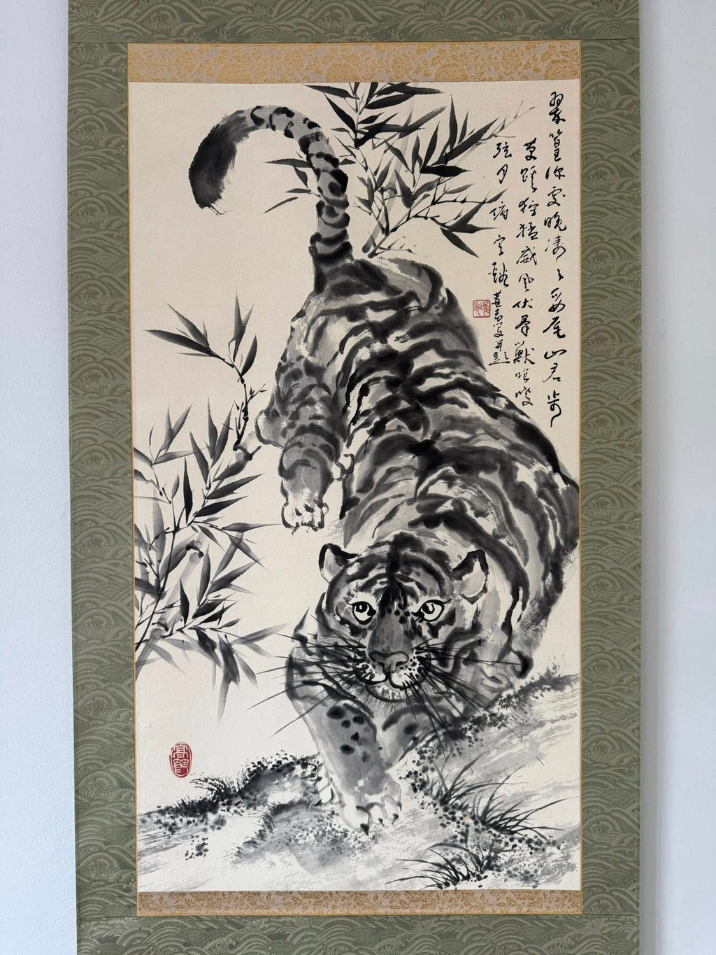 Japanese Tiger Scroll Painting – Hand-Painted Kakemono Art of Strength & Serenity