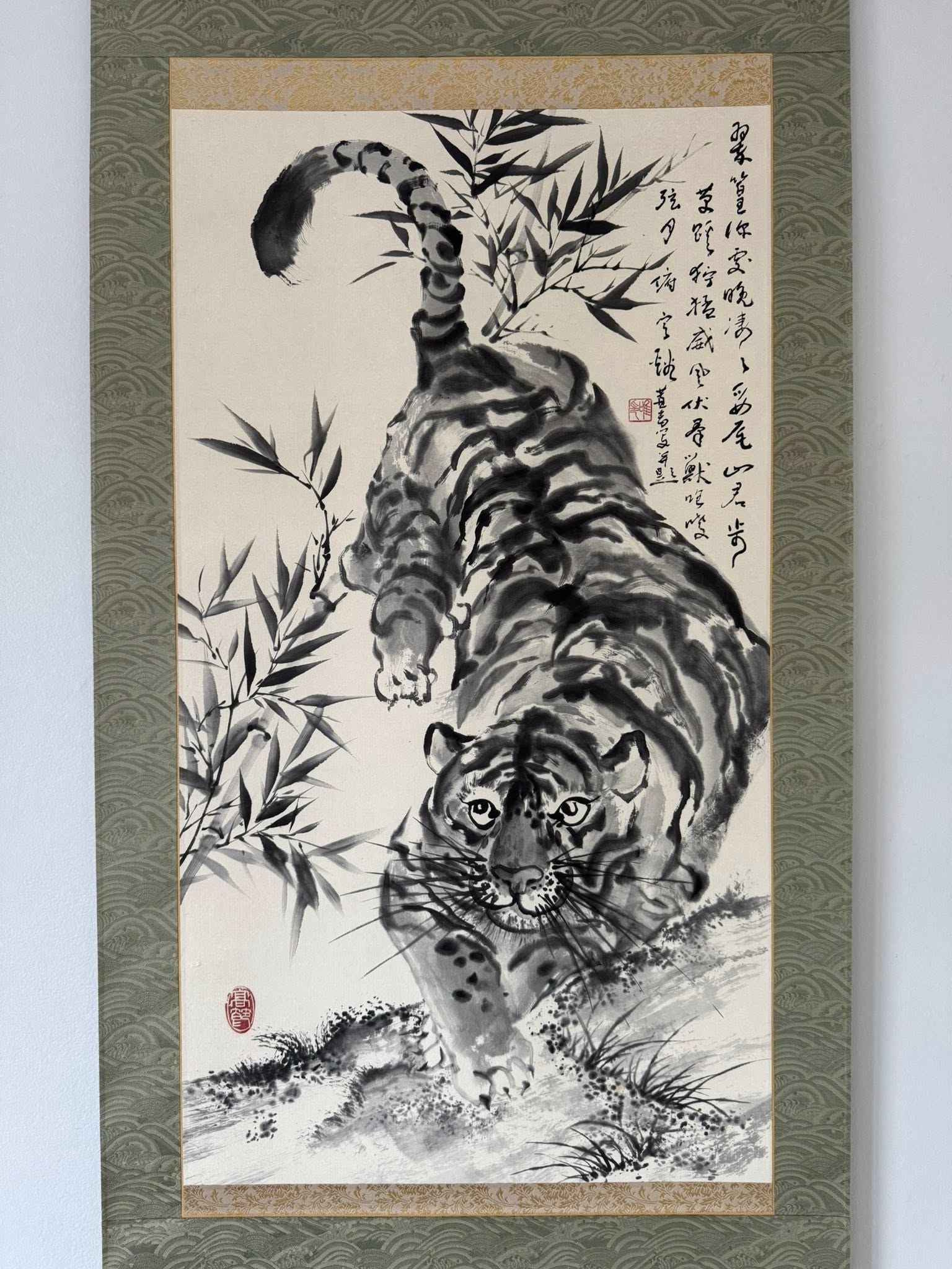 Japanese Tiger Scroll Painting – Hand-Painted Kakemono Art of Strength & Serenity