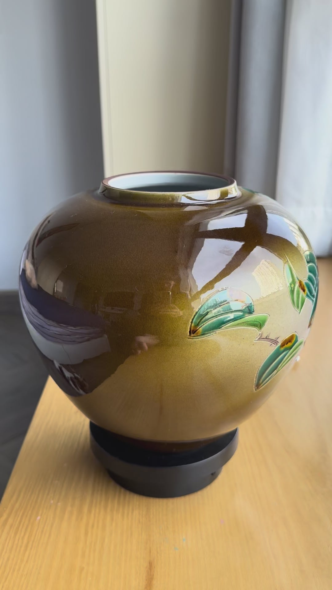 Kutani Japanese Art Pottery Vase Inspired by Ōta Kenjirō – Stylized Floral Design – Vintage Japan